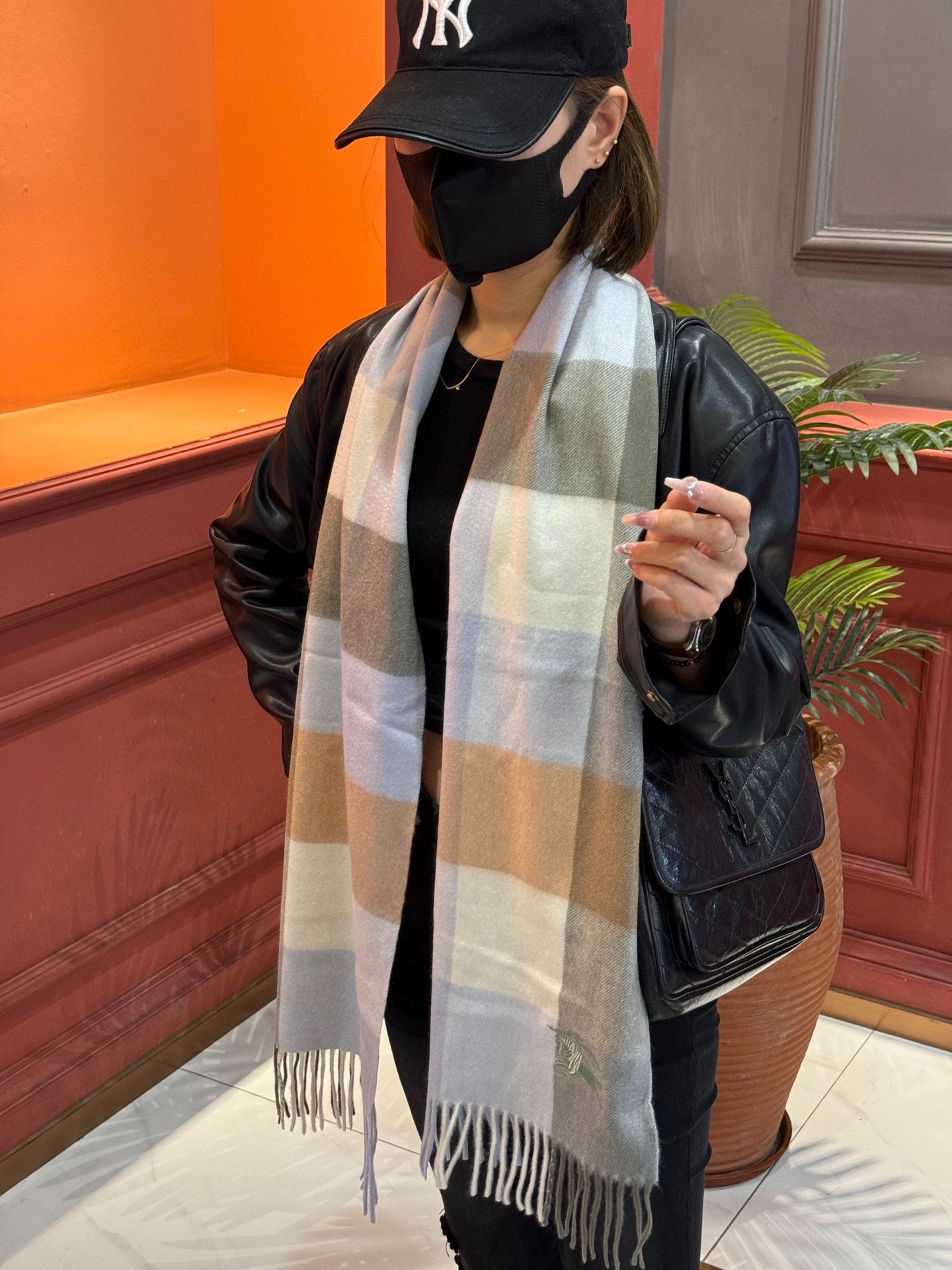 ️重磅推荐️巴宝莉新品情侣款羊绒围巾️臻选上乘的山羊绒纤维耗时耗力再以清泉水浸泡涤荡使羊绒纤维呈现出独特