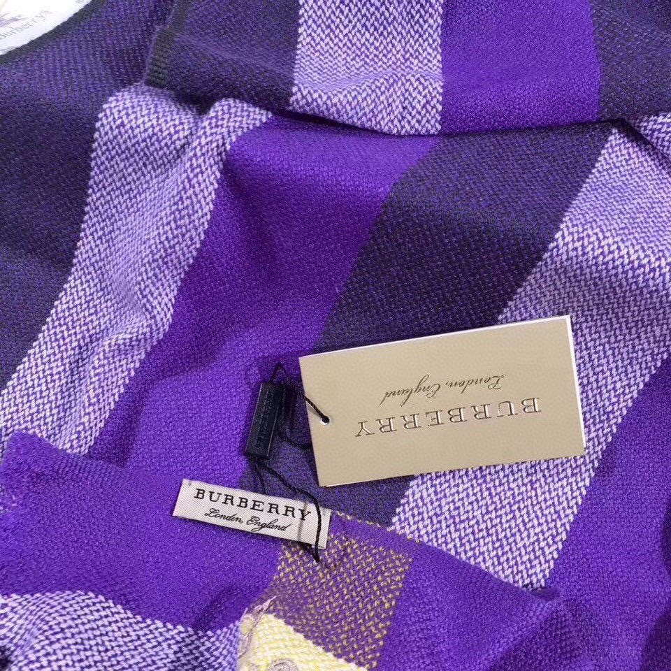 Burberry[新款上市]巴宝莉秋冬走秀新款情侣款此款为今季秋冬最为推荐的羊绒围巾格子都是我们的最爱!