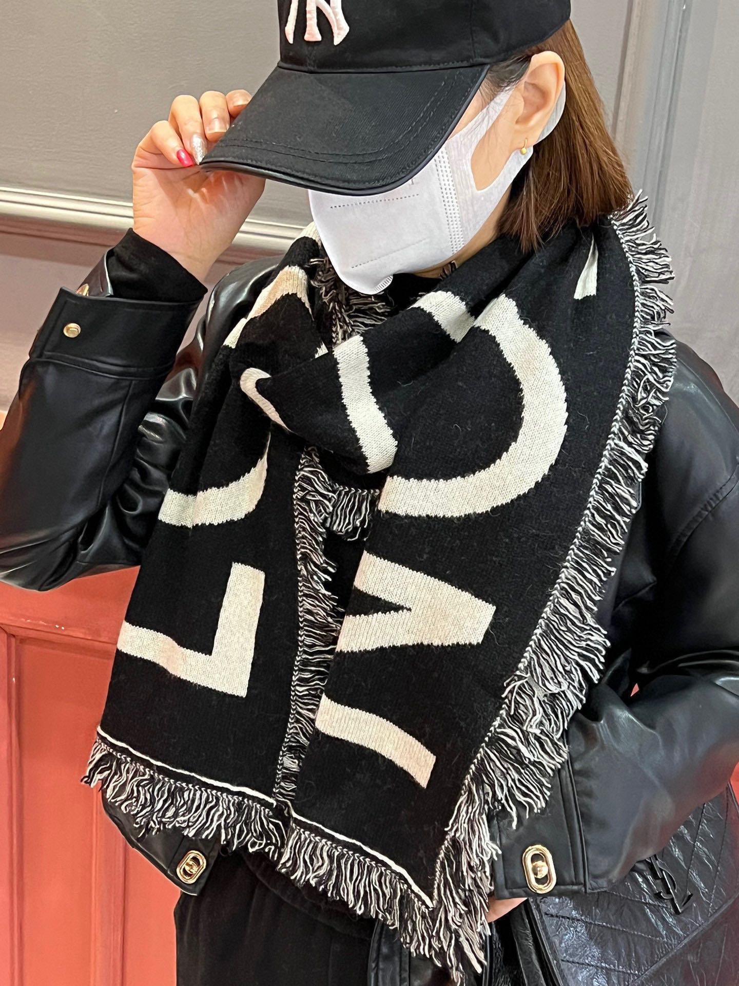 NO:183230,Rare high-end couple style, LV very formal scarf~ fabric loves, very soft, delicate, comfortable, atmospheric and simple, super good-looking male god color, any boy will like, the small logo is very exquisitely embellished, with texture not ostentatious~ Synchronous counter, classic couple style 33cm wide 50 wool cashmere scarf for men and women, specifications 30*cm with formal wear or casual wear are very suitable ~ folding or circle around, gentlemanly and stylish ~ two colors of warm demeanor. High-version scarf, high-version scarf, louis vuitton19860909难得的高端情侣款款,LV 非常正的围巾~面料大爱,非常柔软细腻舒服大气简约,超级好看的男神配色,任何男生都会喜欢的款吧,小小Logo非常精致的点缀,有质感不张扬~同步专柜,经典情侣款的33cm宽50羊毛羊绒围巾男女通用款式,规格30*cm搭配正装或者搭配休闲装都很合适~对折挂围或者绕圈围都完全可以,绅士有型~有温度的风度两个色.高版本围巾,高版本围巾,louis vuitton,scarf