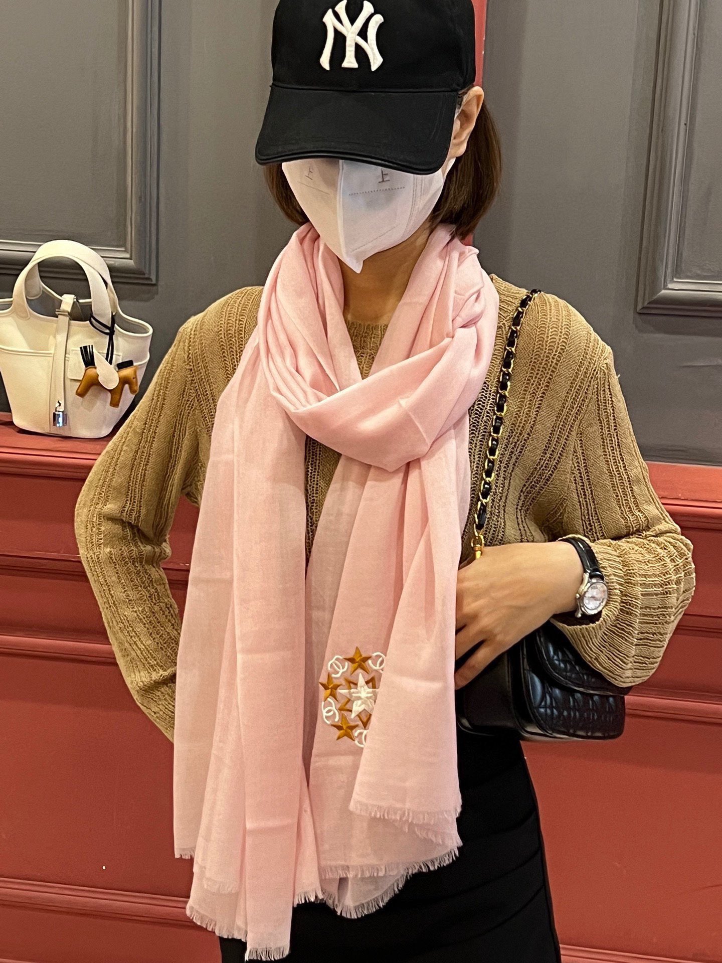 NO:183233,Chanel star series. The masterpiece of the following. Chanel takes you to sit on the rocket and watch the Star counter. This year, the exclusive collection is all. Extremely high-quality and extremely high-quality counter goods are rare to take out to cherish. Each one is made of high-altitude cashmere. Each one is rolled up. The clearness of the water ripples is extraordinary. I sell it at this price and I am very conscientious. The counter is at least 10,000. The cashmere feels so good that it is crying. Be careful to use the low-end impersonation. However, the quality is that it cannot be impersonated and all the embroidery logos are secretly manufactured by imported machines. Size 200*80cm high-version scarf, high-version scarf, chanel19860909Chanel star系列.繼後的力作.chanel載你們坐著火箭看星星專櫃今年在內蒙外貿工廠下的單.獨家全收.極高品質極高專櫃貨難得拿出來珍惜珍惜..每條都是採用高山羊絨.每條都是自來卷.水波紋清晰度非比尋常.我賣這價真心良心價.專櫃最少10000. 山羊絨手感好到哭.小心拿低端冒充.不過品質是冒充不來的刺繡logo全部進口機器秘密製造.Size200*80cm高版本围巾,高版本围巾,chanel,scarf