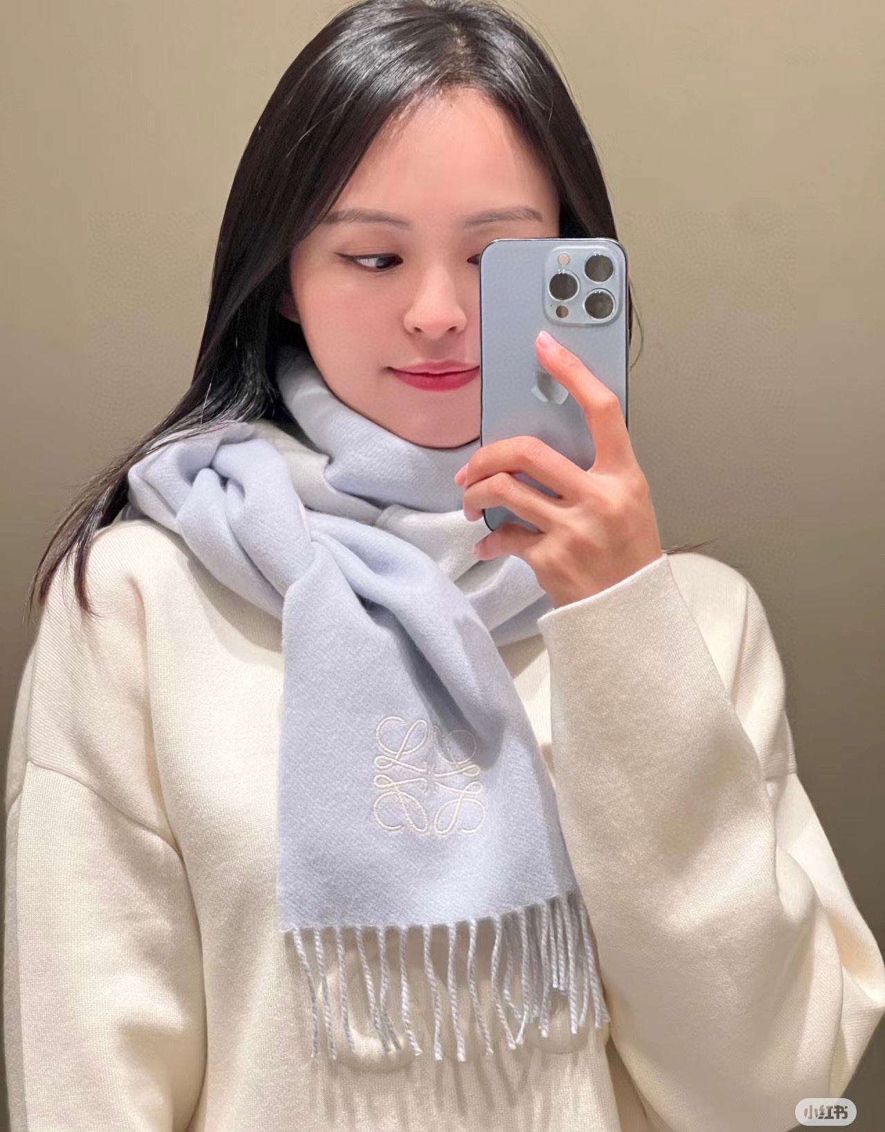 NO:183236,New counter model, cow product, limited edition VIP model, Luojia logo embroidered cashmere scarf, this scarf is a neutral model, couples choose, soft and warm texture, classic color logo pattern, classic and timeless, luxurious and elegant style, practicality and style fashion, always brand concept. As the main VIP limited edition product this autumn and winter, this model naturally reveals the unique charm of its brand everywhere, matched with exquisite, simple and atmospheric, absolute hard product, high-version scarf, high-version scarf, loewe19860909专柜新款 牛货 VIP限量款 罗家标识绣花羊绒围巾,这款围巾属于中性款,情侣选,质地柔软而温暖,经典的彩色Logo图案,经典而永不过时,风格华贵典雅,实用性和款式时尚性并重一直的品牌理念,这款作为今年秋冬的主打VIP限量产品自然处处流露出其品牌独有的魅力,搭配精致简洁大气,绝对的硬货高版本围巾,高版本围巾,loewe,scarf