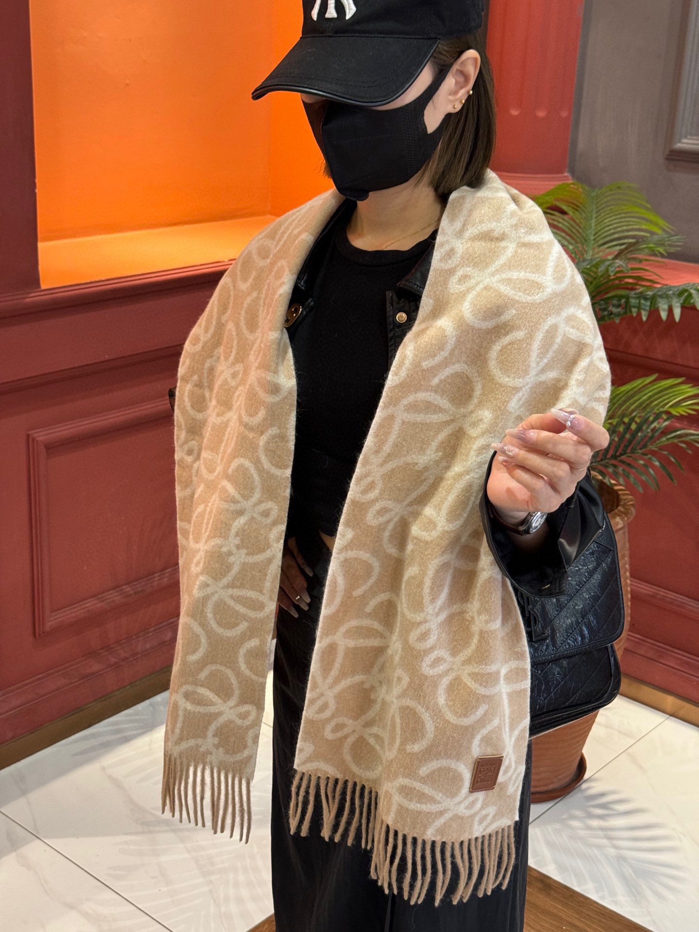 NO:183206,Fried chicken is so popular that Luo Yiwei [LW presbyopia double-sided scarf] is very lucky to get things from this brand. It is really rare. It rarely makes orders in China. There are really few styles. Poor Luo Yiwei, as a top luxury brand in Spain, adheres to tradition, skills, enthusiasm, and exudes a unique Spanish aristocratic atmosphere! This model is a custom window model for Barcelona counters! The overall composition of the scarf is the most classic LOGO style design of their brand. Specifications are 35*200cm, material 49 wool alpaca   21 nylon high-version scarf, high-version scarf, loewe19860909炒鸡火爆抢疯了罗意威【LW老花双面长巾】很幸运拿到這个品牌的东西,真的不多见,很少在国內做订单,款式真的少的可怜罗意威作为西班牙的顶尖奢侈品牌,秉承传统,技艺,热诚,散发独特的西班牙贵族气息！本款为巴塞罗纳专柜的橱窗定制款！围巾整体构图为他们品牌最经典的LOGO风格设计.规格35*200cm,材质49羊毛羊驼毛 21锦纶高版本围巾,高版本围巾,loewe,scarf