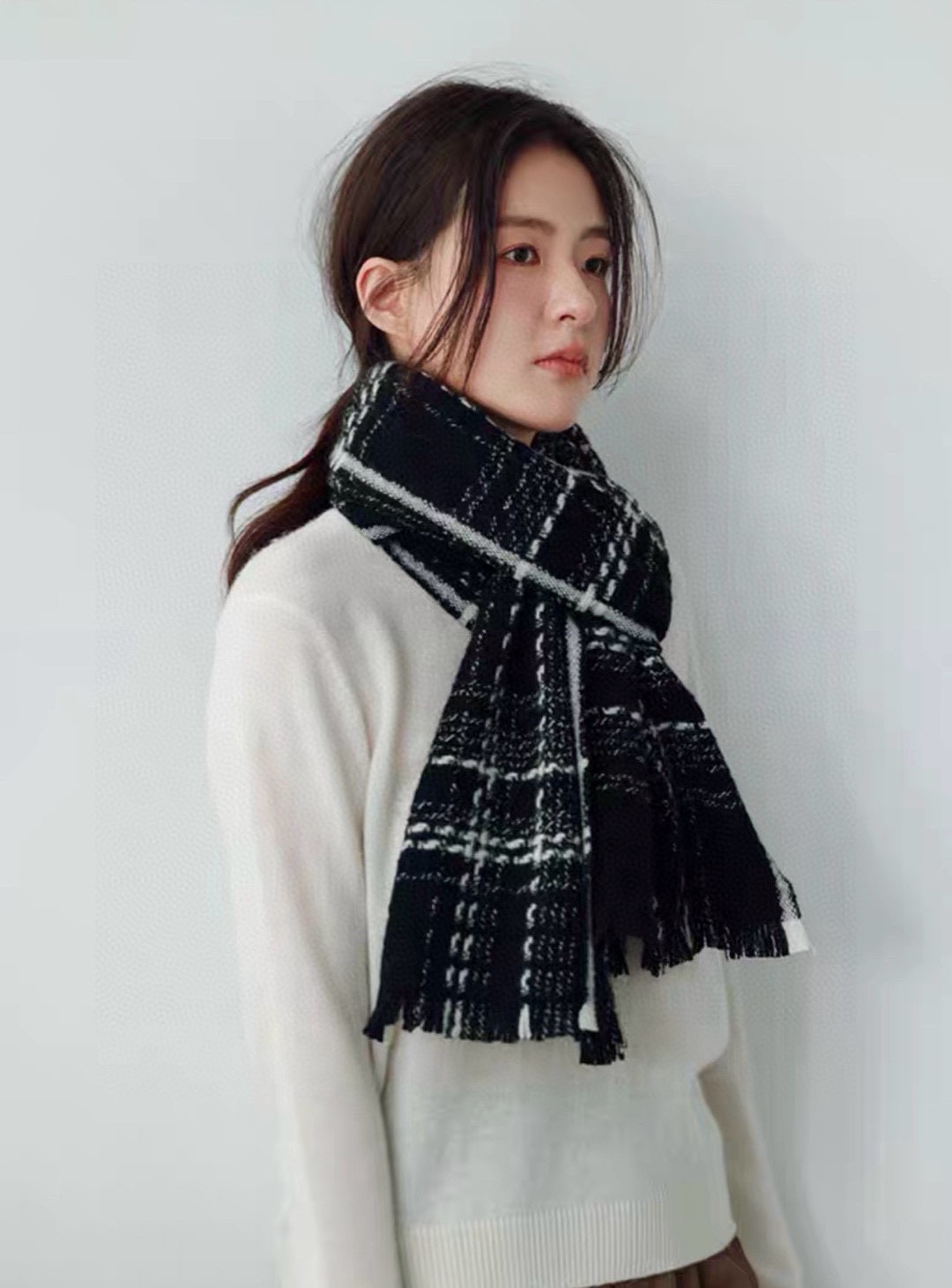 NO:183211,New Chanel (CHANEL) The most beautiful of the year [Double C woven plaid shawl] Exclusive channel original single product of the year The latest masterpiece is the highest high-end customization, imported Italian fabrics with high-end Chanel woven style, literary and elegant combination, the fabric is soft and comfortable, easy to shape, especially versatile. Chanel woven plaid with gold and silver si adds a different element, making fashion easy. The fabric is Italian customer supply top cashmere, technology that cannot be made of ordinary cashmere, specifications 185*30 The most awesome single item in autumn and winter, high-version scarf, chanel, chanel, shawls19860909新香奈儿（CHANEL）年度最美【双C编织格纹披肩】独家渠道原单货年度最新力作 顶极高端定制,意大利进口面料搭配高端香奈儿编织风 文艺 气质结合于一体 面料柔软舒服 容易造型 特别百搭 香奈儿编织格纹搭配金银si增添了别样的元素 让时尚变得轻而易举.面料意大利客供顶级山羊绒,普通羊绒做不出来的技术,规格185*30秋冬最最牛的单品高版本围巾,高版本围巾,chanel,chanel,shawls,scarf