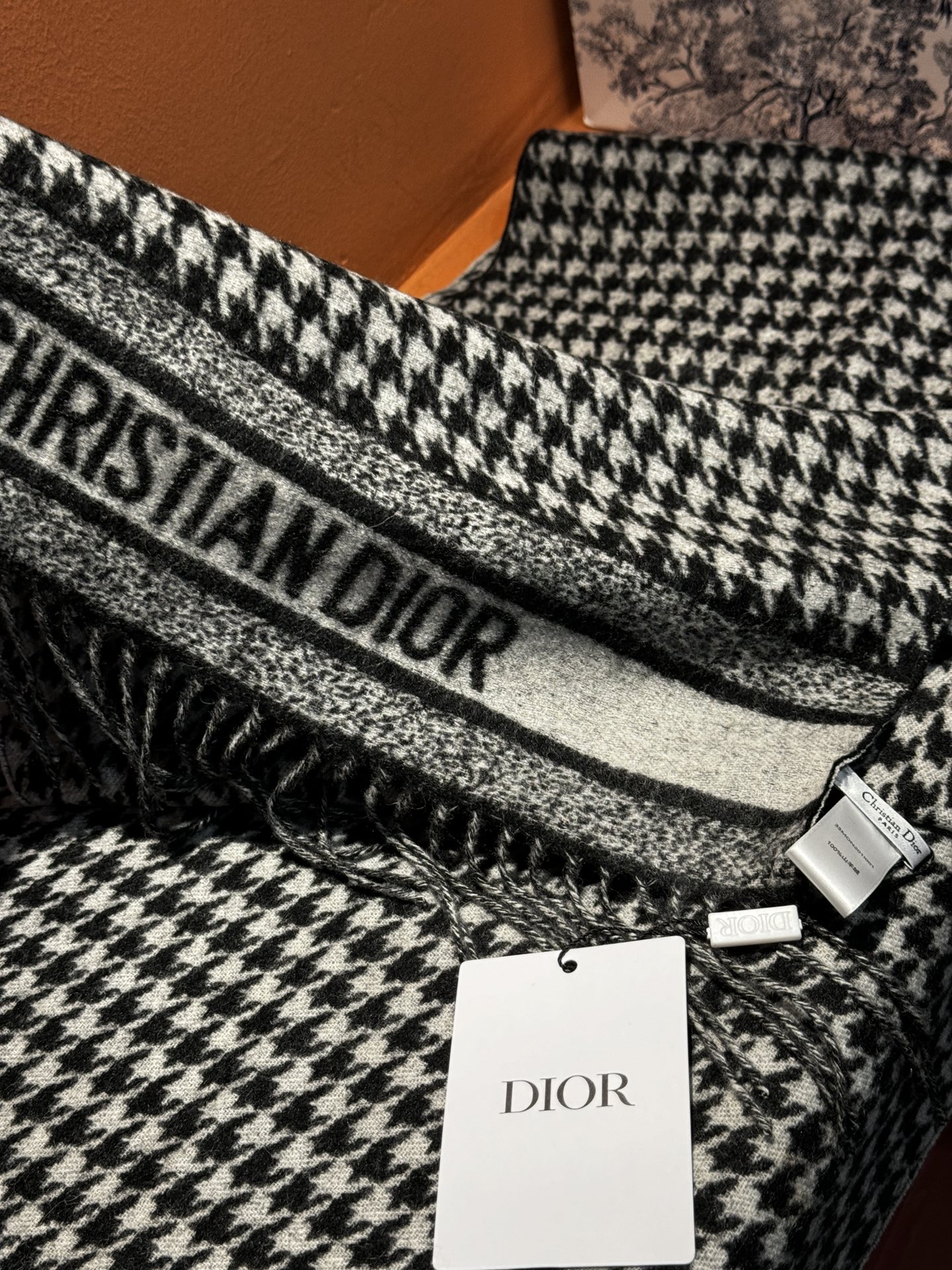 Dior24年新款千鸟格围巾这款围巾向经典的粉色和白色千鸟格纹图案致敬采用羊绒面料精心制作双面设计饰以流