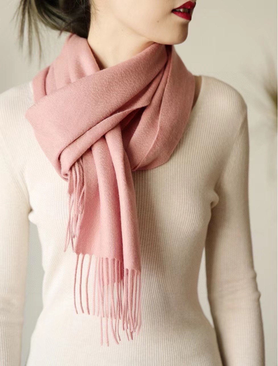 NO:183925,MOSCHINO (Moschino) counter new style, solid color cashmere Olive Oil long scarf with tassel, cashmere creates warm and comfortable solid color accessories, and adds a playful style to your winter wardrobe. It has the iconic Olive Oil patch, logo details and tassel edges. Boutique Moschino series, a household must-have brand. It is popular among celebrities at home and abroad. This exclusive counter product. A must-have for coarse sprinklers this year. You can use scarves or shawls. This batch of orders only have 4 colors. The selection of materials is carefully selected from the tender lamb fermented cut from the winter lamb in May of the next year. Such a good raw material inspection can detect cashmere ingredients. Is it a great thing? It is a practical product for driving in the office and home. It is extremely cost-effective.  Size 190*38 (excluding tassels) high-version scarf, high-version scarf, shawls19860909MOSCHINO（莫斯奇诺）专柜新款,纯色羊绒Olive Oil 长围巾配流苏,以羊绒,打造温暖和舒适的纯色配件,同时给你的冬天衣柜添加俏皮的风格.拥有标志性的Olive Oil 补丁,拥有logo细节和流苏边缘.Boutique Moschino系列、家喻户晓的必备品牌.超受国内外明星潮人喜爱.这此独家专柜货.今年必收的粗纺东西.可以当围巾也可以做披肩今年这批订单只有4色,选料考究选用冬天生的羊羔在第二年五月剪下来的嫩羊羔绒.这样好的原料检测是可以检出羊绒成分的.是不是赞爆.办公室开车家居必实用货.性价比极高 尺寸190*38（不含流苏）高版本围巾,高版本围巾,shawls,scarf