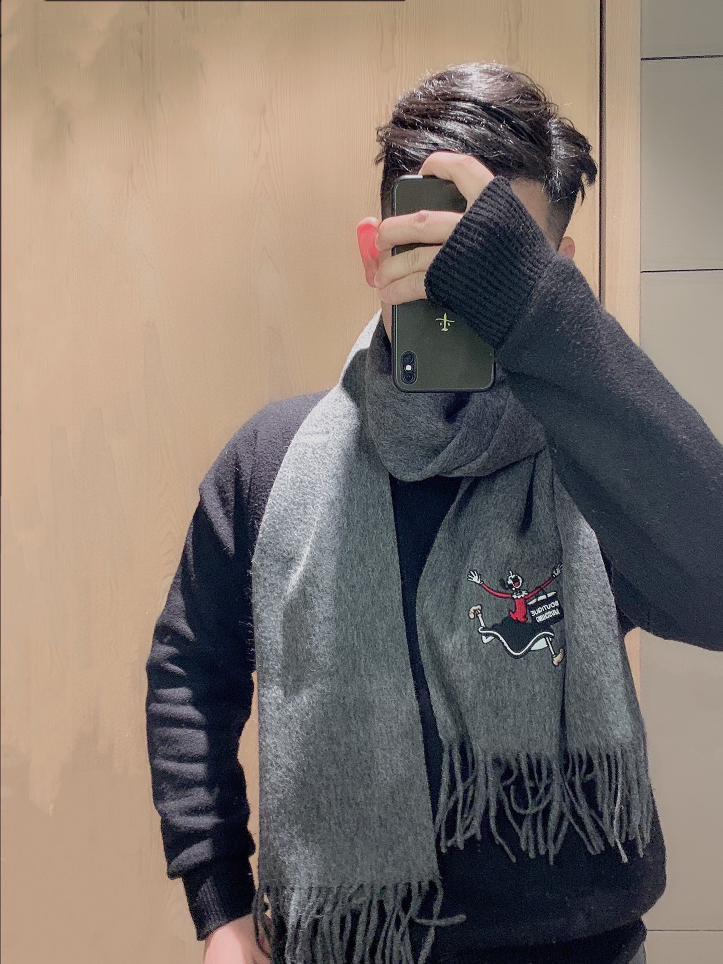 NO:183929,MOSCHINO (Moschino) counter new style, solid color cashmere Olive Oil long scarf with tassel, cashmere creates warm and comfortable solid color accessories, and adds a playful style to your winter wardrobe. It has the iconic Olive Oil patch, logo details and tassel edges. Boutique Moschino series, a household must-have brand. It is popular among celebrities at home and abroad. This exclusive counter product. A must-have for coarse sprinklers this year. You can use scarves or shawls. This batch of orders this year only has 4 colors. The selection of materials is carefully selected from the tender lamb fermented cut from the winter lamb in May of the next year. Such a good raw material inspection can detect cashmere ingredients. Is it a great thing? It is a must-have for office driving and home furnishings. Very cost-effective. Size 190*38 (excluding tassels)  Higher version scarf, high version scarf, shawls19860909MOSCHINO（莫斯奇诺）专柜新款,纯色羊绒Olive Oil 长围巾配流苏,以羊绒,打造温暖和舒适的纯色配件,同时给你的冬天衣柜添加俏皮的风格.拥有标志性的Olive Oil 补丁,拥有logo细节和流苏边缘.Boutique Moschino系列、家喻户晓的必备品牌.超受国内外明星潮人喜爱.这此独家专柜货.今年必收的粗纺东西.可以当围巾也可以做披肩今年这批订单只有4色,选料考究选用冬天生的羊羔在第二年五月剪下来的嫩羊羔绒.这样好的原料检测是可以检出羊绒成分的.是不是赞爆.办公室开车家居必实用货.性价比极高 尺寸190*38（不含流苏） 高版本围巾,高版本围巾,shawls,scarf