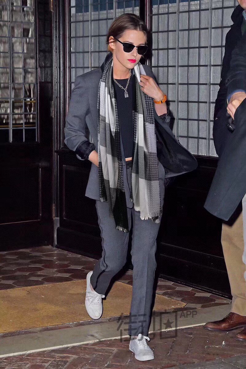 NO:183806,The ruthless product is coming. The classic Burberry model is launched with a heavyweight launch. The fixed-woven lamb velvet ring velvet fabric scarf, the classic hollow scarf has an extremely silky feel and the upper body is super comfortable!  !  The classic war horse logo embroidered by B's family is complete with tags, gifted to others, bring it to yourself, absolutely high-end!  !  Extremely recommended!  !  Size210*80cm high-version scarf, high-version scarf, burberry,ring19860909狠货来袭巴宝莉经典款重磅推出 定织羊羔绒戒指绒面料围巾,经典镂空围巾 手感极其丝滑,上身超级舒服！！绣有B家经典战马LOGO 吊牌齐全 送人 自带 绝对高大上！！极致自留推荐！！Size210*80cm高版本围巾,高版本围巾,burberry,ring,scarf