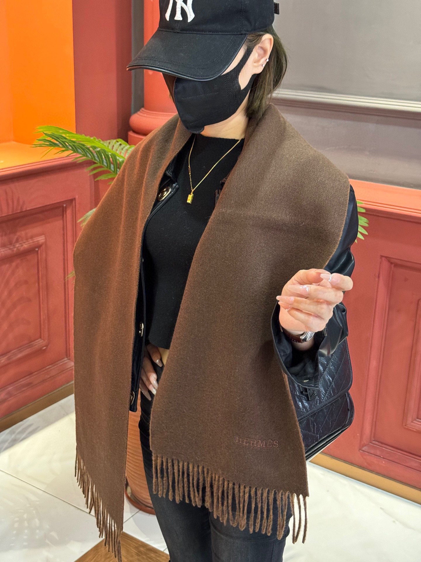 NO:183811,Too beautiful Hermes couples style is so beautiful that it wants to scream the latest British, European and American style in the counter. It is another fashionable and practical big scarf & long scarf. The contrasting color matching is very coordinated. The scarf feels soft and it is fashionable and warm when worn. It is elegant and stylish. Don't miss it. The size is 30*164 8*2. Please quickly grab the high-end scarf, high-end scarf, hermes19860909太美了 爱马仕 情侣款 美到要尖叫专柜最新款英伦欧美范儿 又是一款即时尚又实用的大围巾&长巾,撞色的颜色搭配很协调,围巾手感柔软,戴起来时尚暖和,大气有范儿,格子控们,不要错过哦,尺寸30*164 8*2,亲们速度开抢高版本围巾,高版本围巾,hermes,scarf