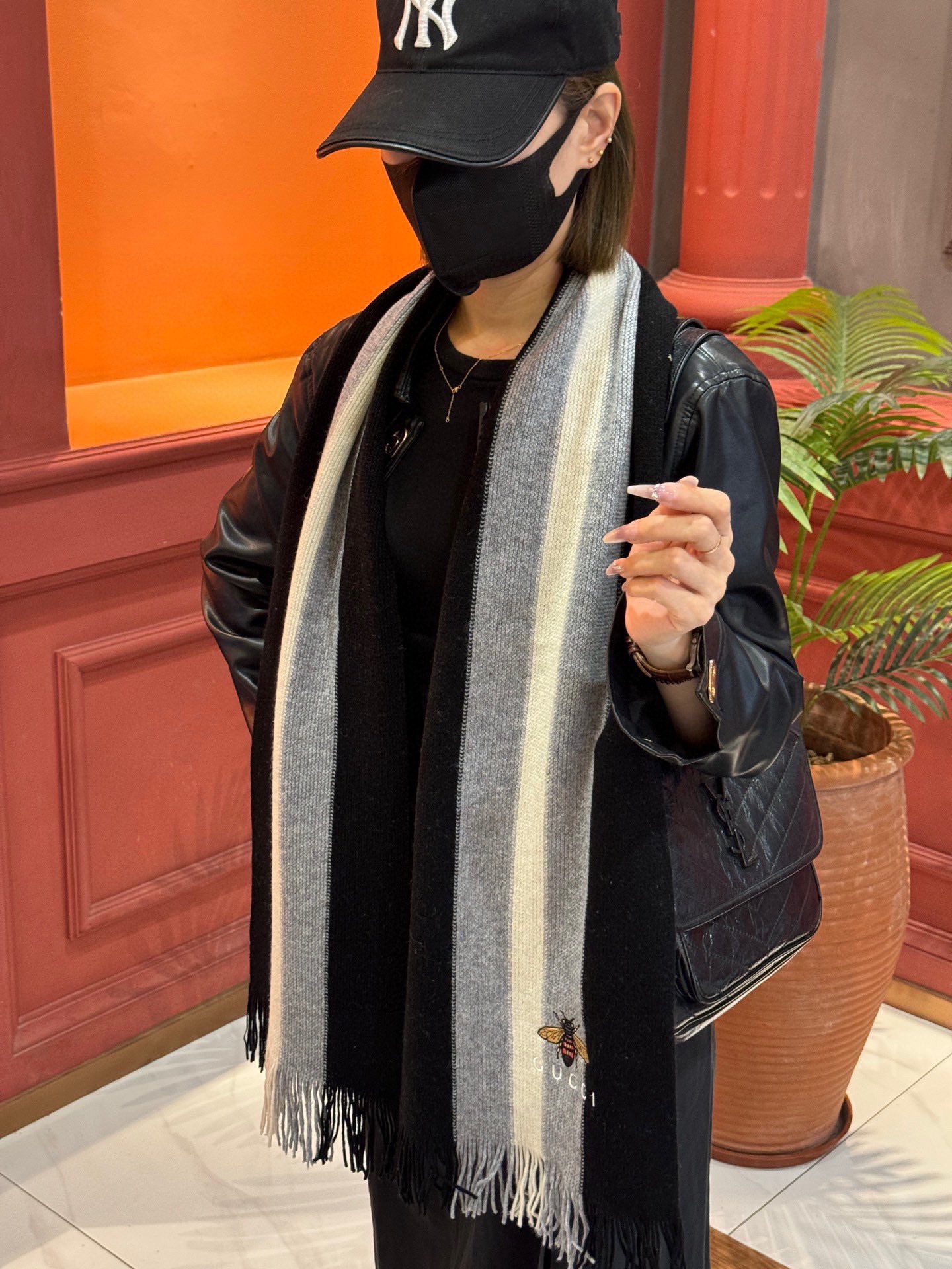 NO:183823,The same style for men and women, 100% pure cashmere Gucci high-end cashmere knitted scarf!  】It can be formal, free, very Classical design. This weaving method is relatively difficult, and it costs a lot of yarn, and the process is very difficult!  !  !  Such a men's scarf is definitely an outdated item!  The cashmere scarf that looks good at any surround is really unique!  !  It's so practical and versatile, but there's no unnecessary design, and it looks good no matter how you surround it!  It has a drape, warm and very slimming!  It is very suitable to match formal wear or casual wear ~ folding or circling is perfect, with a warm and elegant 30180 high-version scarf, high-version scarf, christian louboutin, gucci19860909男女同款,百分百纯羊绒 Gucci 高端羊绒针织围巾！】可正式,可随意,非常Classical的设计.这款织法比较难,又很费纱线,工艺难度非常大！！！这样的男款围巾,绝对是一条审美不过时的单品！随便围都会好看的羊绒围巾,版型真是一绝！！太实用百搭了,其实没有多余的设计,怎么围都好看！有垂坠感,温暖且非常显瘦！搭配正装或者搭配休闲装都很合适~对折挂围或者绕圈围都完全可以,有温度的风度30180高版本围巾,高版本围巾,christian louboutin,gucci,scarf