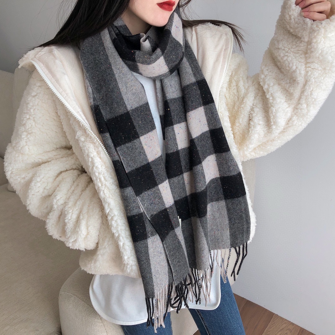 NO:183828,..It's so beautiful that I want to scream Burberry's counter model uses a thick spun yarn water-soluble process. When spinning, the seven-color dots are spun into the water-soluble yarn and weaving them uniformly. After the weaving is completed, the water-soluble yarn is removed. Because the scarf has a high density of weaving, the water-soluble yarn disappears into the water, the color dots are left on the scarf. The European and American style is another fashionable and practical long scarf. The color matching of men and women is very coordinated. The cashmere feels so soft that it makes it fashionable, warm, atmospheric and stylish. Don't miss it. The size is 36*220. Please quickly grab the high-version scarf, high-version scarf, burberry19860909..太美了美到要尖叫巴宝莉专柜款采用粗纺纱线水溶工艺,纺纱时候直接把七色彩点纺进水溶纱,统一织造,织造完成之后入水脱掉水溶纱线,由于围巾织造密度大,水溶纱线入水消失之后,彩点就留在了围巾上面欧美范儿又是一款即时尚又实用的长围巾,男女通用颜色搭配很协调,羊绒手感柔软好到爆带起来时尚暖和大气有范儿,格子控们,不要错过哦,尺寸36*220,亲们速度开抢高版本围巾,高版本围巾,burberry,scarf