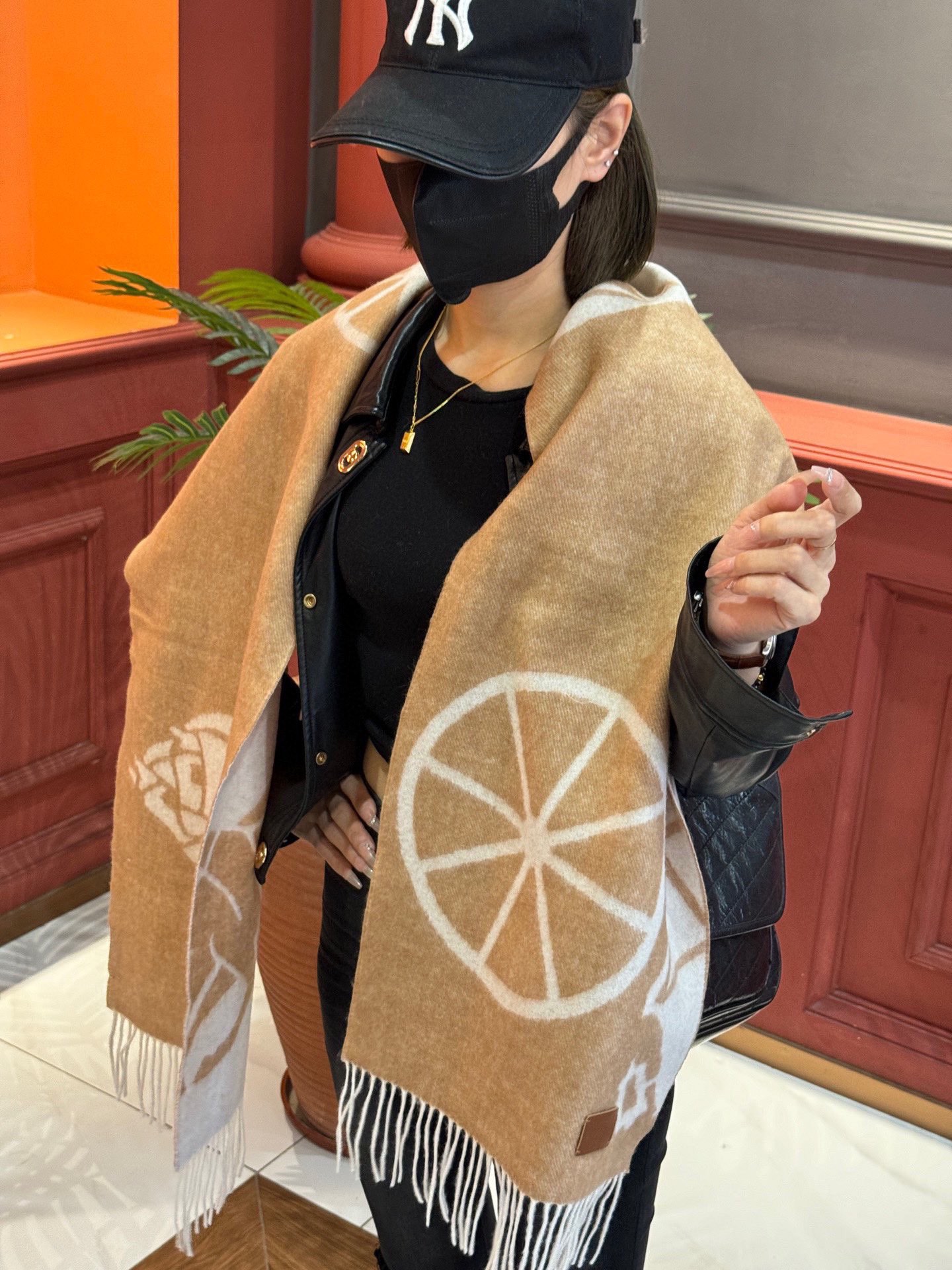 NO:183797,Hermes Paris Fashion Exhibition Business Men's and Women's Cashmere Scarf OEM Factory selected the best ultra-fine cashmere fiber. It is purely hand-combed, which consumes time and effort. Then soaked in clear spring water to make the cashmere fiber present a unique fluffy texture. The feel is so delicate. Finally, with exquisite imprinting and ironing technology, it has a luxurious and soft surface luster. The process is particularly complicated. Using Mongolian Plateau fine cashmere!  !  The touch is full of delicate fluff!  This price is absolutely 100% affordable!  Exquisite embroidery craftsmanship!  It’s good to keep your own gifts!  Absolutely good product!  Size 335*170*2 high-version scarf, high-version scarf, hermes19860909爱马仕巴黎时装展商务男士女士羊绒围巾代工厂臻选上乘的超细羊绒纤维 进行纯手工精梳处理 耗时耗力 再以清泉水浸泡涤荡 使羊绒纤维呈现出独特的蓬松质感 手感才如此细腻 最后以考究压印与熨烫工艺 才有奢华柔和的表面光泽 工艺特别复杂哦采用蒙古高原细羊绒！！手感满满地都是细腻的绒毛！这个价格绝对百分之百的实惠！精湛绝伦的绣字工艺！送礼自留都不错！绝对好货！尺寸335*170*2高版本围巾,高版本围巾,hermes,scarf