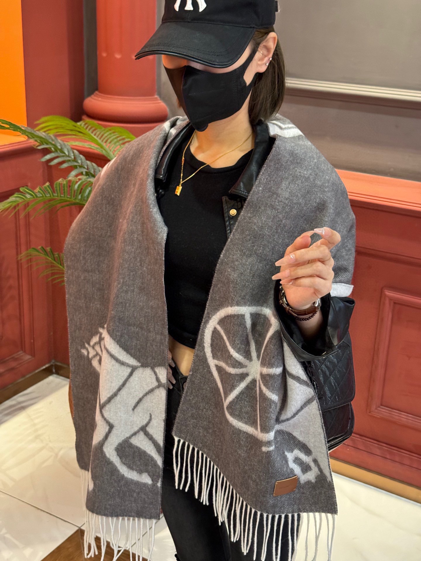 NO:183801,Hermes Paris Fashion Exhibition Business Men's and Women's Cashmere Scarf OEM Factory selected the best ultra-fine cashmere fiber. It is purely hand-combed, which consumes time and effort. Then soaked in clear spring water to make the cashmere fiber present a unique fluffy texture. The feel is so delicate. Finally, with exquisite imprinting and ironing technology, it has a luxurious and soft surface luster. The process is particularly complicated. Using Mongolian Plateau fine cashmere!  !  The touch is full of delicate fluff!  This price is absolutely 100% affordable!  Exquisite embroidery craftsmanship!  It’s good to keep your own gifts!  Absolutely good product!  Size 335*170*2 High-version scarf, high-version scarf, hermes19860909爱马仕巴黎时装展商务男士女士羊绒围巾代工厂臻选上乘的超细羊绒纤维 进行纯手工精梳处理 耗时耗力 再以清泉水浸泡涤荡 使羊绒纤维呈现出独特的蓬松质感 手感才如此细腻 最后以考究压印与熨烫工艺 才有奢华柔和的表面光泽 工艺特别复杂哦采用蒙古高原细羊绒！！手感满满地都是细腻的绒毛！这个价格绝对百分之百的实惠！精湛绝伦的绣字工艺！送礼自留都不错！绝对好货！尺寸335*170*2 高版本围巾,高版本围巾,hermes,scarf