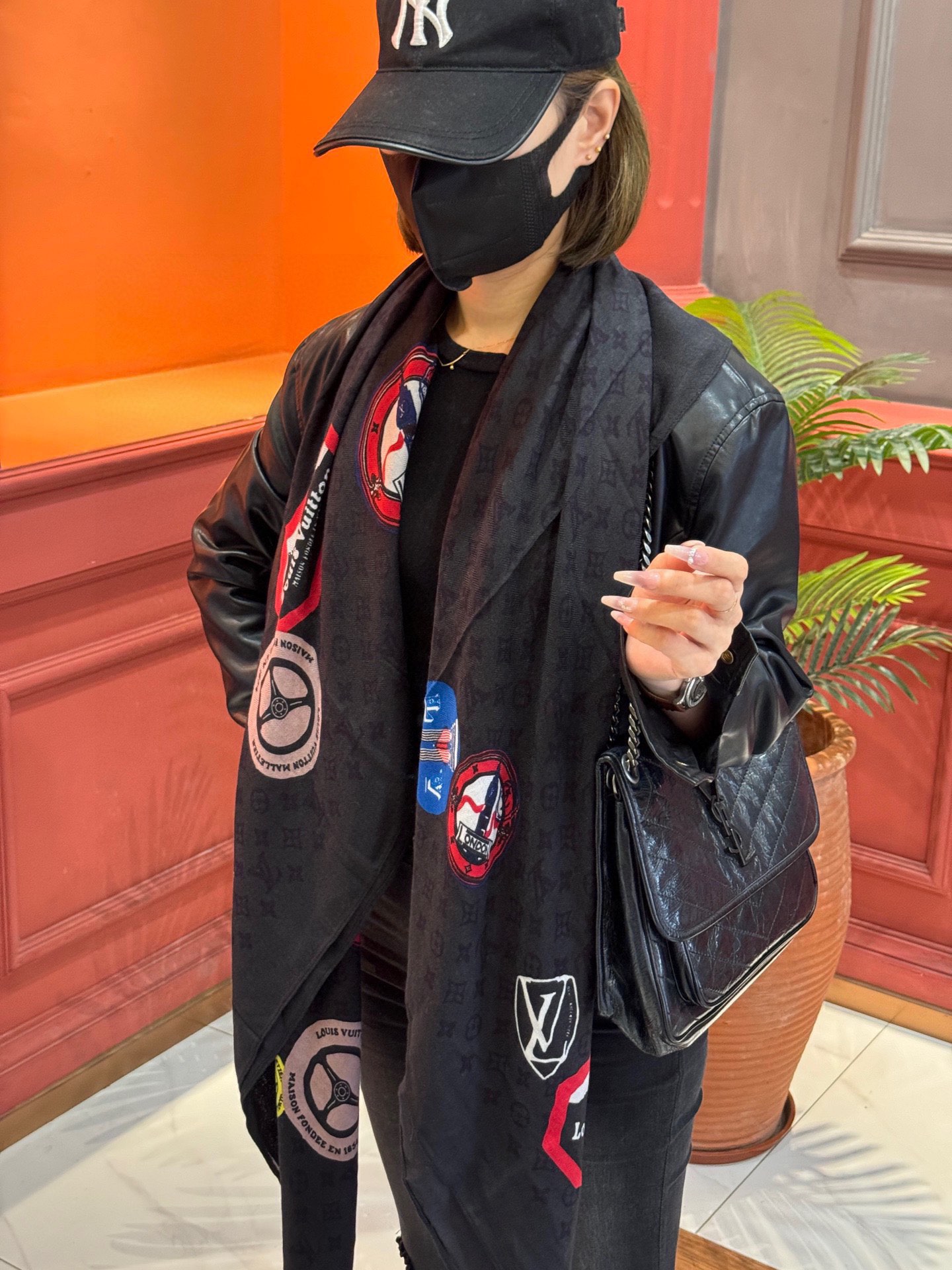 NO:183816,LV jacquard silk cashmere style, the most advanced original single-tail product, this is the hard product that you live up to expectations, and finally waited for the new LV counter that you are thinking about, very satisfied with the production and export order, jacquard cashmere badge square scarf series My big donkey things are definitely not an ordinary person. In terms of quality, you can see that the rough texture is a very clear fabric, which is an excellent Nepalese cashmere raw material. The touch is soft and delicate, which is very similar to the skin of a baby. The scarf is scattered on all sides and dynamic and energetic counter 5400  is to save you 130*130cm high-version scarf, high-version scarf, louis vuitton, louis vuitton, louis vuitton, louis vuitton, real silk19860909LV 提花真丝羊绒款,最高级的原单尾货,这才是硬货不负众望,终于等到了你们心念念的LV专柜爆炸款新货,很满意的出品出口订单,提花羊绒徽章方巾系列我的大驴家东西绝非等闲之辈.论品质看渣土就能看出个大概纹路清晰面料是极好的尼泊尔山羊绒原料.触感柔糯细腻像极了婴儿的肌肤.围巾四边散须动感有活力专柜5400 就是让你们省钱130*130cm高版本围巾,高版本围巾,louis vuitton,louis vuitton,louis vuitton,real silk,scarf