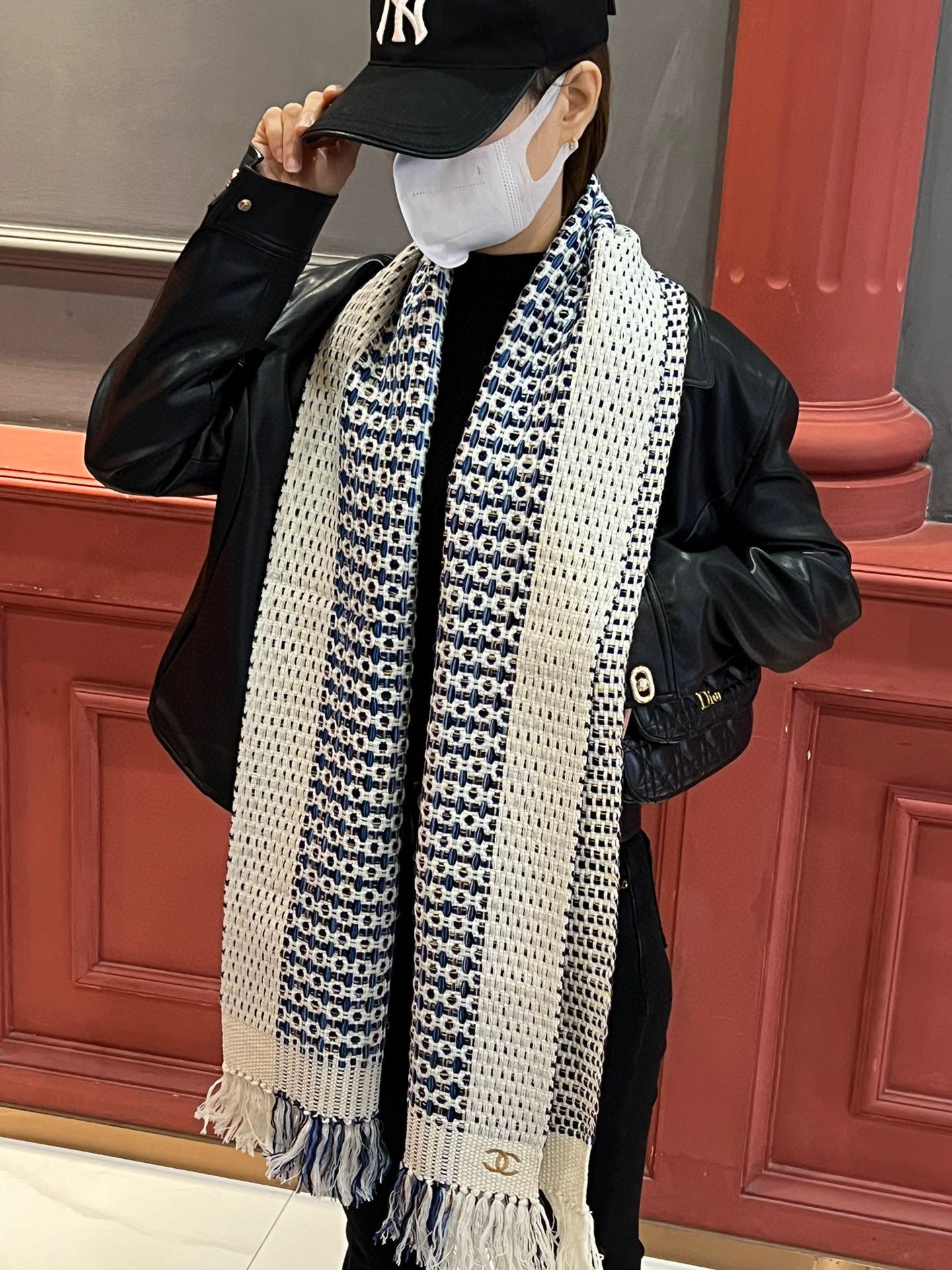 NO:183825,C home. Grandma Chanel Chanel in autumn and winter super soft glutinous scarf|||!  This Chanel knitted cashmere autumn and winter scarf must be in advance!  Otherwise, the stock will be out of stock until autumn and winter [laughing and crying R] [laughing and crying R] Super beautiful and thick [shy R] Very soft and soft. The little fairies are not afraid of the cold in winter. High-version scarf, high-version scarf, chanel, chanel, chanel, chanel19860909C家.香奶奶香奈儿Chanel秋冬超软糯围巾|||！这条香奈儿针织羊绒秋冬围巾 一定要提前入！不然等到秋冬断货[笑哭R][笑哭R] 超级超级好看 而且很厚实[害羞R] 非常非常软糯 小仙女们冬天不怕冷了 高版本围巾,高版本围巾,chanel,chanel,chanel,scarf