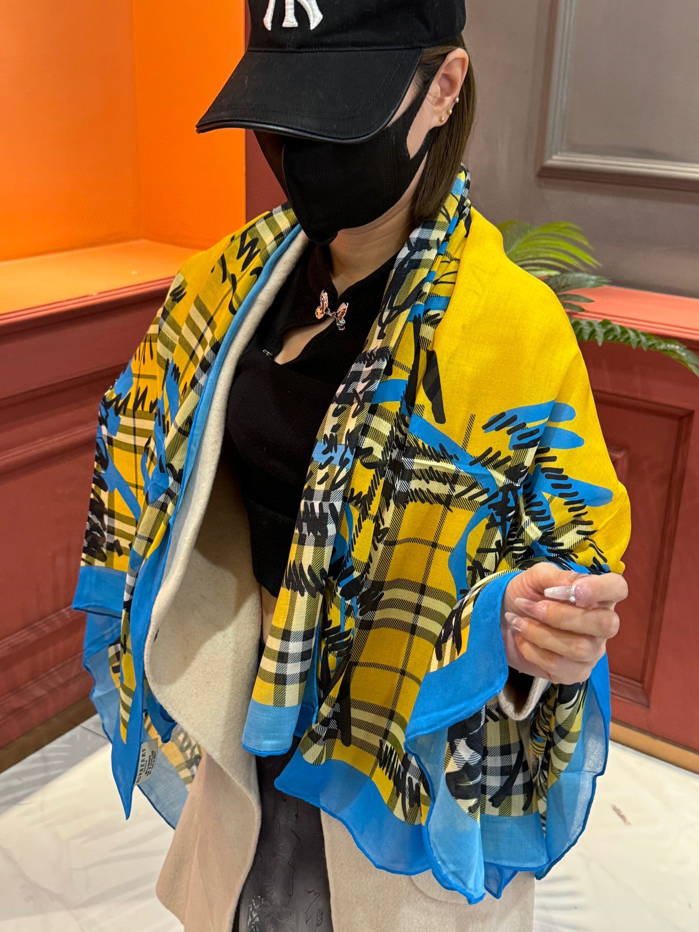 NO:184295,Burberry Printed Scarf This is a private goods from trading companies. European orders!  Be beautiful and exciting. Always give you a different design!  Elegant, restrained and naughty. 135*135cm high-version scarf, high-version scarf, burberry19860909巴宝莉 印花大方巾这是贸易公司渠道来的私货.欧洲的单子！要美炸天的节奏.永远给你不一样的设计！优雅内敛调皮. 135*135cm高版本围巾,高版本围巾,burberry,scarf