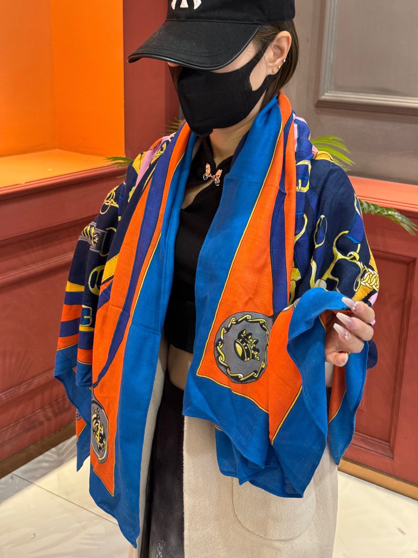 NO:184307,Hermes ~ a silk cashmere shawl with a sharp weapon for autumn and winter!  !  The finishing touch is wonderful, the velvet shawl that I like the pattern and color scheme, I like it very much!  !  !  !  Dress up to a high-end look!  The physical body is really fashionable!  !  This batch is of excellent quality!  I would like to remind my sisters that you must buy it early. This is a waste of money and money after spending. Don’t worry about the color!  !  !  Size specifications* Top double-sided printing and dyed silk cashmere shawls High-version scarf, high-version scarf, hermes, real silk, shawls19860909爱马仕～秋冬搭配利器真丝羊绒披肩！！点睛精彩,图案和配色都超级喜欢的丝绒披肩,超级喜欢！！！！穿出高级感！实物上身真的很时髦气质！！这个批次品质超好！提醒下喜欢的姐妹们,必须早点入手,这个出完无补真是省银子省到家了,不用纠结颜色了！！！尺寸规格*顶级双面印染真丝羊绒披肩高版本围巾,高版本围巾,hermes,real silk,shawls,scarf