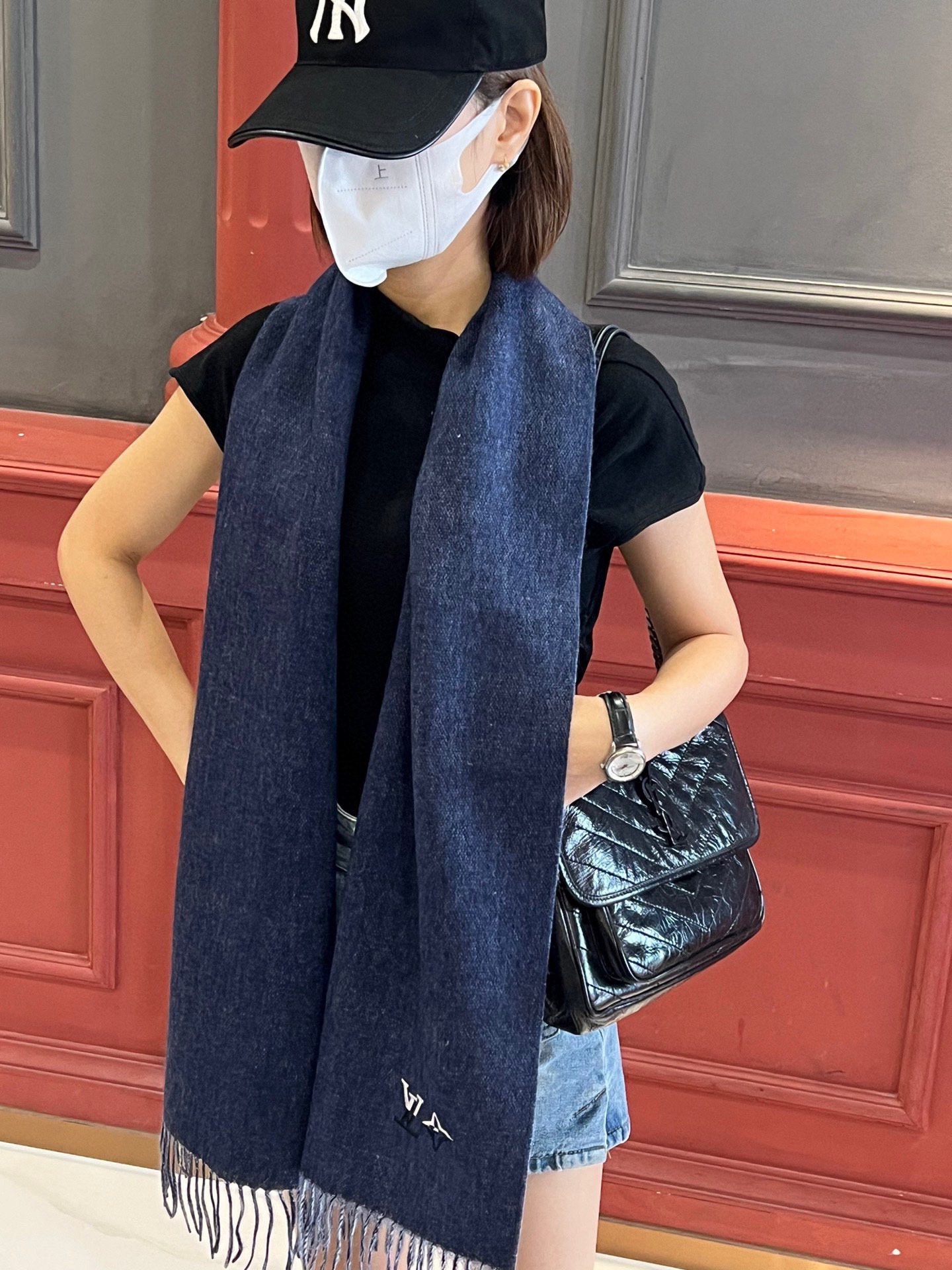 NO:184313,【LV】New official website couples style Paris Fashion Show double-sided cashmere scarf!  Use fine cashmere on the Mongolian Plateau!  The touch is full of delicate fluff!  This price is absolutely 100% affordable!  Exquisite embroidery craftsmanship!  It’s good to keep your own gifts!  Absolutely good product!  Each one has been inspected and shipped several times!  No one-time product!  Not satisfied with the feel of the bag!  It's a pity to miss such a good thing. Size 180*35 high-version scarf, high-version scarf, louis vuitton19860909【LV】官网新款 情侣款 巴黎时装展双面羊绒围巾！采用蒙古高原细羊绒！手感满满地都是细腻的绒毛！这个价格绝对百分之百的实惠！精湛绝伦的绣字工艺！送礼自留都不错！绝对好货！每条都经过多次检查出货！无一次品！不满意手感包退换！这样的好东西错过实在可惜 尺寸180*35高版本围巾,高版本围巾,louis vuitton,scarf