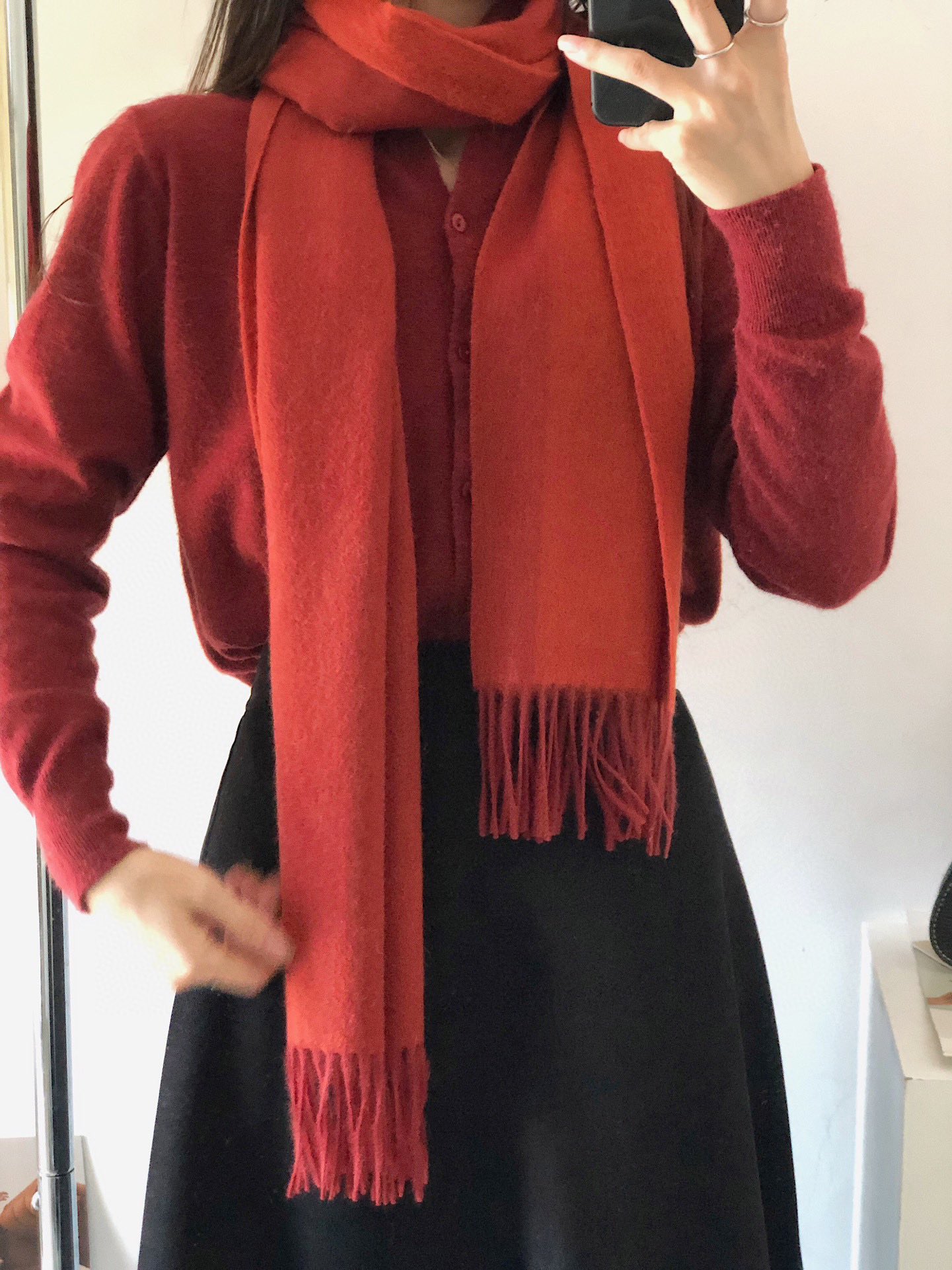 NO:184319,Too beautiful Hermes couple style is so beautiful that it wants to scream the latest British, European and American style in the counter. It is another fashionable and practical big scarf & long scarf. The contrasting color matching is very coordinated. The scarf feels soft and it is fashionable and warm when worn. It is elegant and stylish. Don't miss it. The size is 35*190. Please quickly grab the high-end scarf, high-end scarf, hermes19860909太美了 爱马仕 情侣款 美到要尖叫专柜最新款英伦欧美范儿 又是一款即时尚又实用的大围巾&长巾,撞色的颜色搭配很协调,围巾手感柔软,戴起来时尚暖和,大气有范儿,格子控们,不要错过哦,尺寸35*190,亲们速度开抢高版本围巾,高版本围巾,hermes,scarf