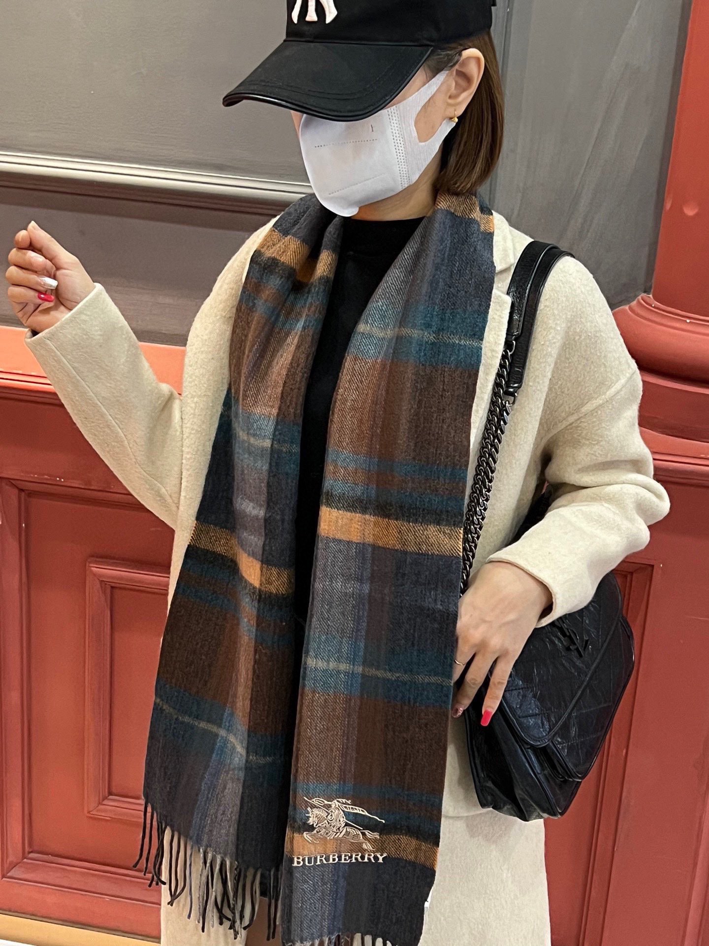 NO:184292,The latest model of the new Burberry large square plaid. The top lamb velvet material is very warm. It is soft and skin-friendly. It does not tie the neck. The classic Burberry plaid design is also full of high-end style. It is a great choice for people to keep it for themselves. The plaid for men and women will never go out of date. The size is 32*192cm neutral model. Men and women choose their own color. Everyone should have a high-end scarf. High-end scarf. Burberry19860909新款巴宝莉大方格子最新款 顶极羊羔绒材质非常保暖 柔软亲肤,不扎脖经典巴宝莉格纹设计,加上巴宝莉专属刺绣logo真的是满满的高级感,送人自留都是极好的选择,男女通用情侣款格子永远不会过时,尺寸32*192cm中性款男女各自选择自己中意的颜色人人都应该拥有一条高版本围巾,高版本围巾,burberry,scarf