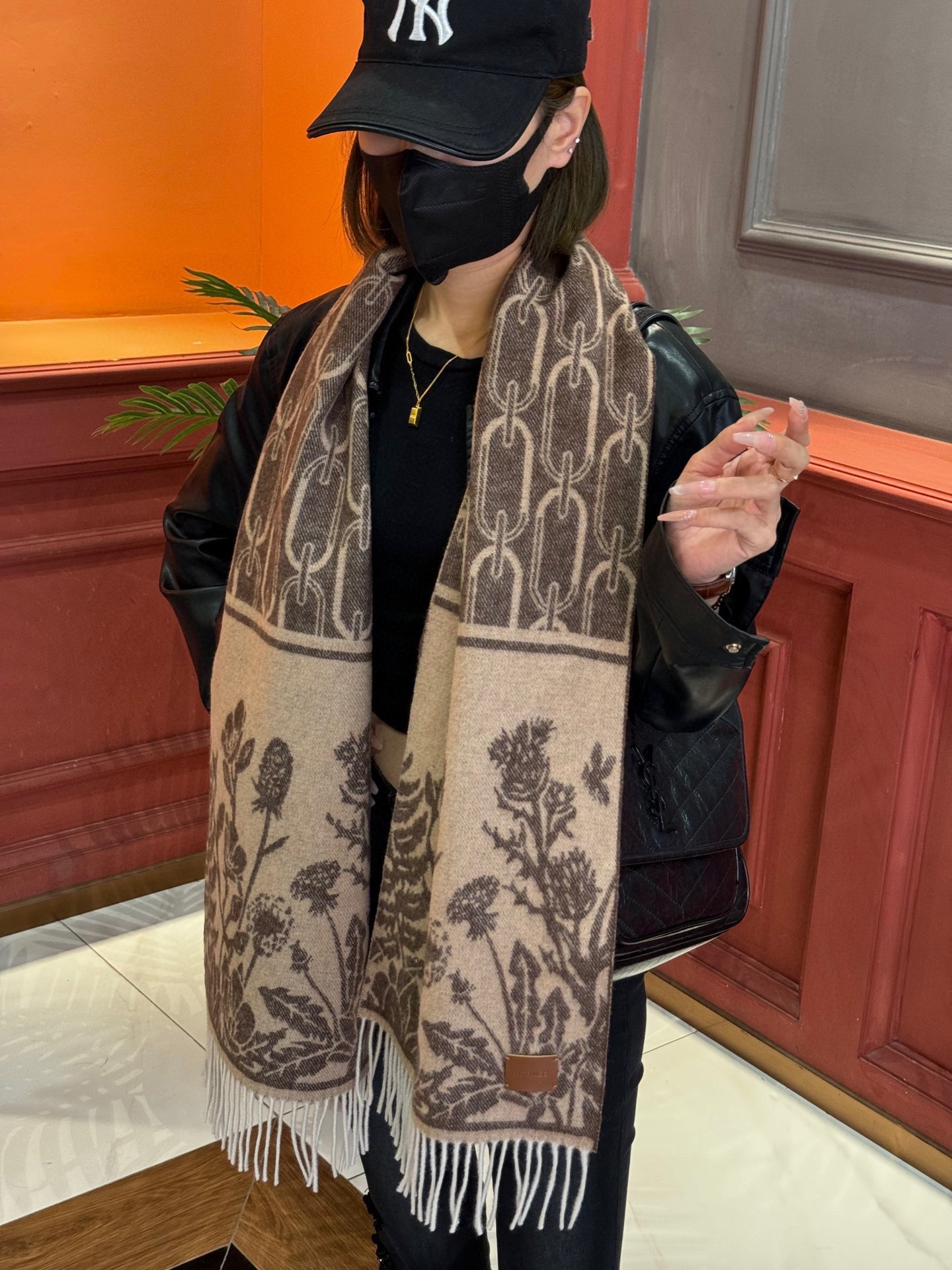 NO:184304,Hermes Paris Fashion Exhibition Business Men's and Women's Cashmere Scarf OEM Factory selected the best ultra-fine cashmere fiber. It is purely hand-combed, which consumes time and effort. Then soaked in clear spring water to make the cashmere fiber present a unique fluffy texture. The feel is so delicate. Finally, with exquisite imprinting and ironing technology, it has a luxurious and soft surface luster. The process is particularly complicated. Using Mongolian Plateau fine cashmere!  !  The touch is full of delicate fluff!  This price is absolutely 100% affordable!  Exquisite embroidery craftsmanship!  It’s good to keep your own gifts!  Absolutely good product!  Size 30*164 8*2 High-version scarf, High-version scarf, hermes19860909爱马仕巴黎时装展商务男士女士羊绒围巾代工厂臻选上乘的超细羊绒纤维 进行纯手工精梳处理 耗时耗力 再以清泉水浸泡涤荡 使羊绒纤维呈现出独特的蓬松质感 手感才如此细腻 最后以考究压印与熨烫工艺 才有奢华柔和的表面光泽 工艺特别复杂哦采用蒙古高原细羊绒！！手感满满地都是细腻的绒毛！这个价格绝对百分之百的实惠！精湛绝伦的绣字工艺！送礼自留都不错！绝对好货！尺寸30*164 8*2 高版本围巾,高版本围巾,hermes,scarf