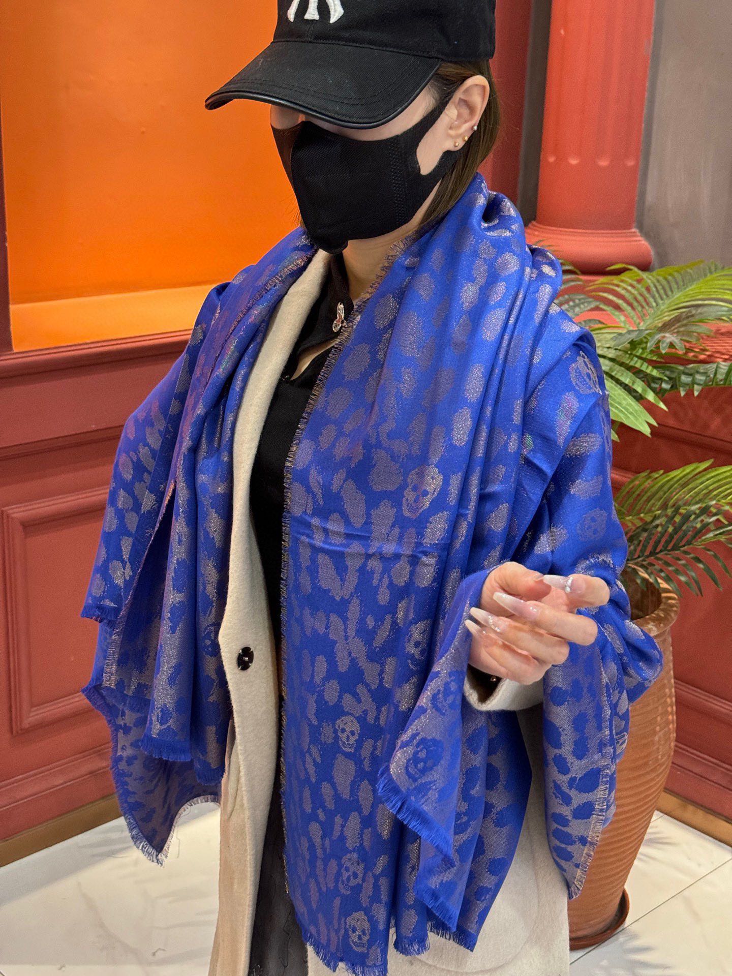 NO:184309,Super beautiful ghost head logo~ air-conditioning and fashionable single product McQueen New product. It will never be too many models~MCQ McQueen's eternal classic skulls have too many celebrities and internet celebrities' street photos~ It has both fashionable and temperament, and I won't say much about how practical it is to control a variety of dressing styles. The real thing is very delicate, the colors are very watery, and the light feel is very comfortable. In summer, the air-conditioned room must be used. It is more beautiful in winter. The hand is slow and has no square scarf specifications cm high-version scarf, high-version scarf, alexander mcqueen19860909超美的鬼头Logo~防冷气又时髦的单品麦昆 新品.永远都不会嫌多的款~MCQ麦昆永恒经典的骷髅头太多明星网红街拍了~时髦和气质兼具,驾驭多种穿衣风格有多实用就不多说了,实物非常精致,色彩很有水头,轻薄的感觉非常舒适.夏天旅游空调房必须来条.冬天更美.手慢无 方巾规格cm高版本围巾,高版本围巾,alexander mcqueen,scarf