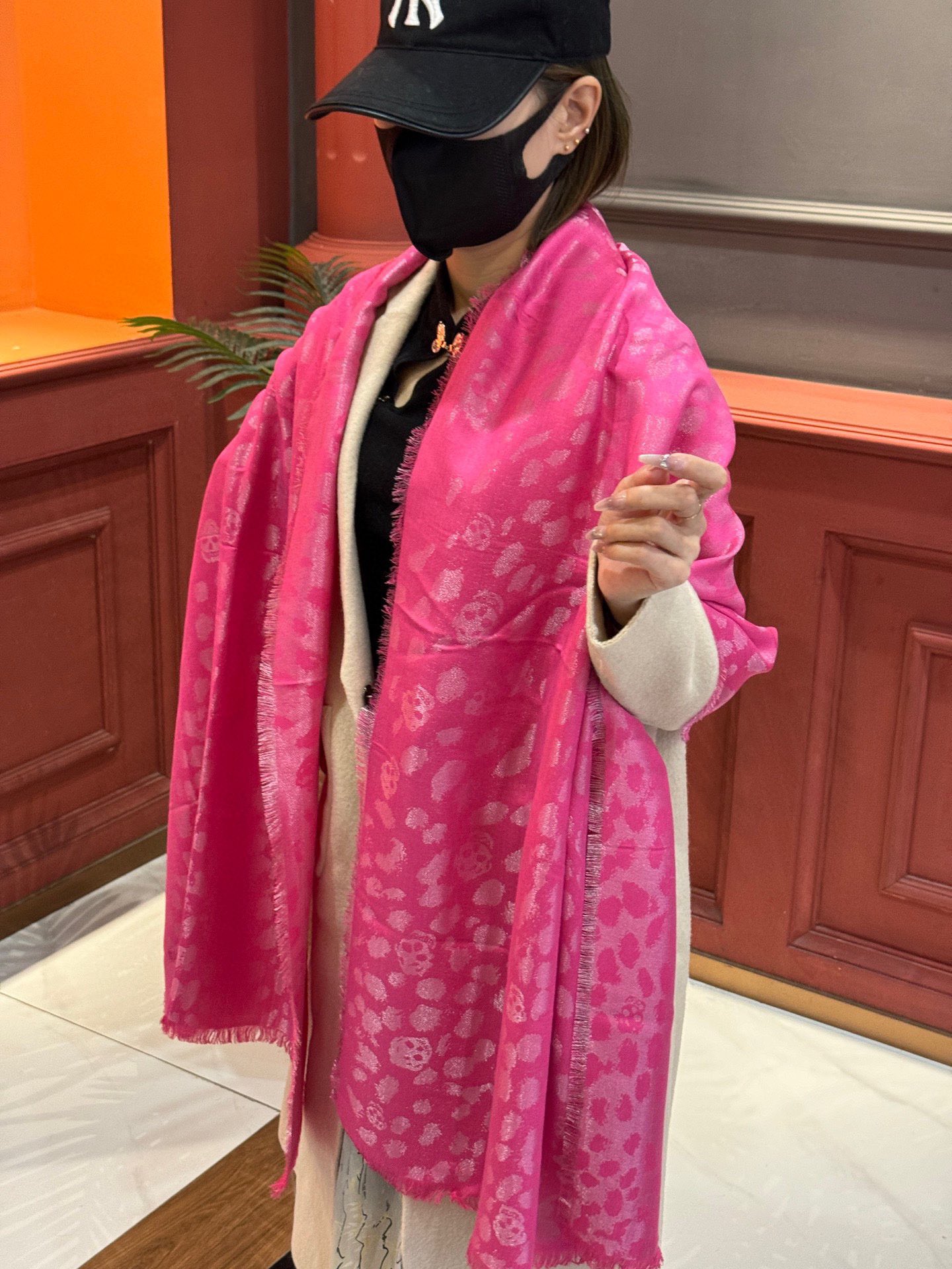 NO:184315,Super beautiful silver ghost head ~ air-conditioning and fashionable single product McQueen New product. It will never be too many models ~ MCQ McQueen's eternal classic skulls are too many celebrities and celebrities' street photos ~ It has both fashionable and temperament, and I won't say much about how practical it is to control a variety of dressing styles. The real thing is very delicate, the color is very watery, and the light feel is very comfortable. In summer, the air-conditioned room must be used. It is more beautiful in winter. The hand is slow and the long scarf specification is 200*70cm. High-version scarf, high-version scarf, alexander mcqueen19860909超美的银色鬼头~防冷气又时髦的单品麦昆 新品.永远都不会嫌多的款~MCQ麦昆永恒经典的骷髅头太多明星网红街拍了~时髦和气质兼具,驾驭多种穿衣风格有多实用就不多说了,实物非常精致,色彩很有水头,轻薄的感觉非常舒适.夏天旅游空调房必须来条.冬天更美.手慢无 长巾规格200*70cm.高版本围巾,高版本围巾,alexander mcqueen,scarf