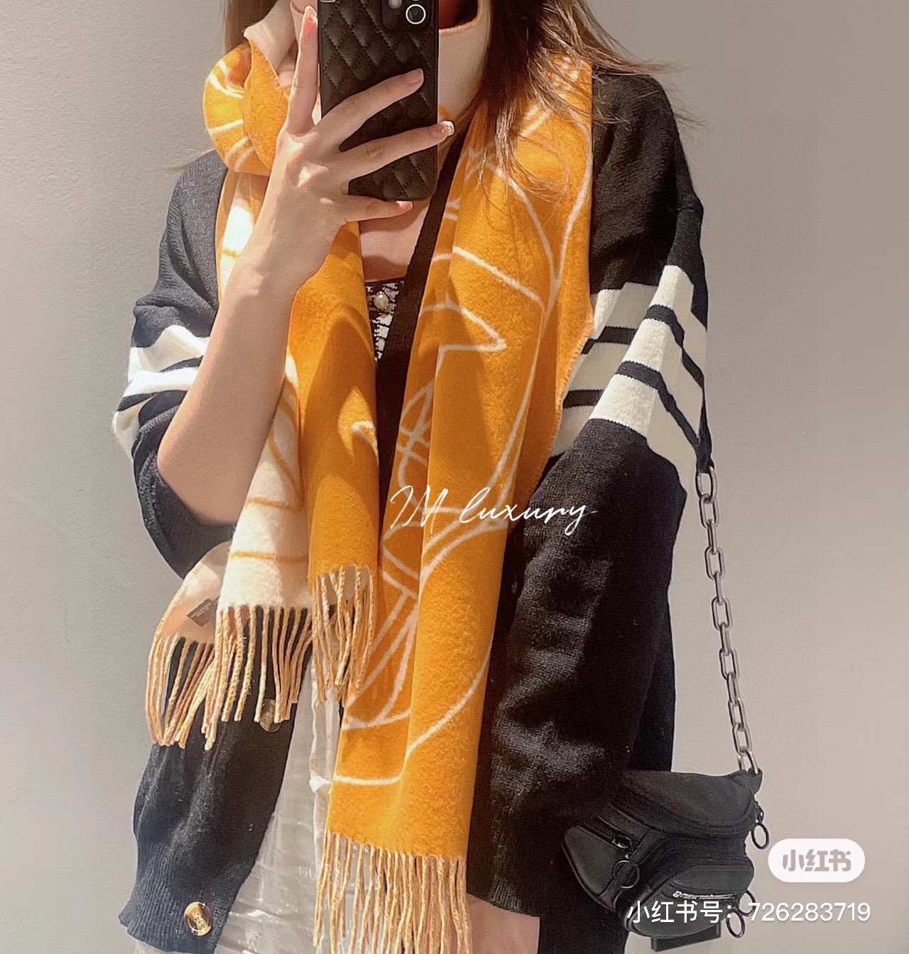 NO:184320,Hermes New Style This scarf is made of delicate contrasting jacquard knitting, presenting the Entrelacs Equestres horse head pattern designed by Geoff McFetridge. Size 40*195CM, high-version scarf, high-version scarf, off white, Dolce & Gabbana, hermes19860909爱马仕新款 这款围巾采用细腻的撞色提花编织,呈现杰夫·麦克菲里奇（Geoff McFetridge）设计的Entrelacs Equestres马头图案.尺寸40*195CM,高版本围巾,高版本围巾,off white,Dolce&Gabbana,hermes,scarf