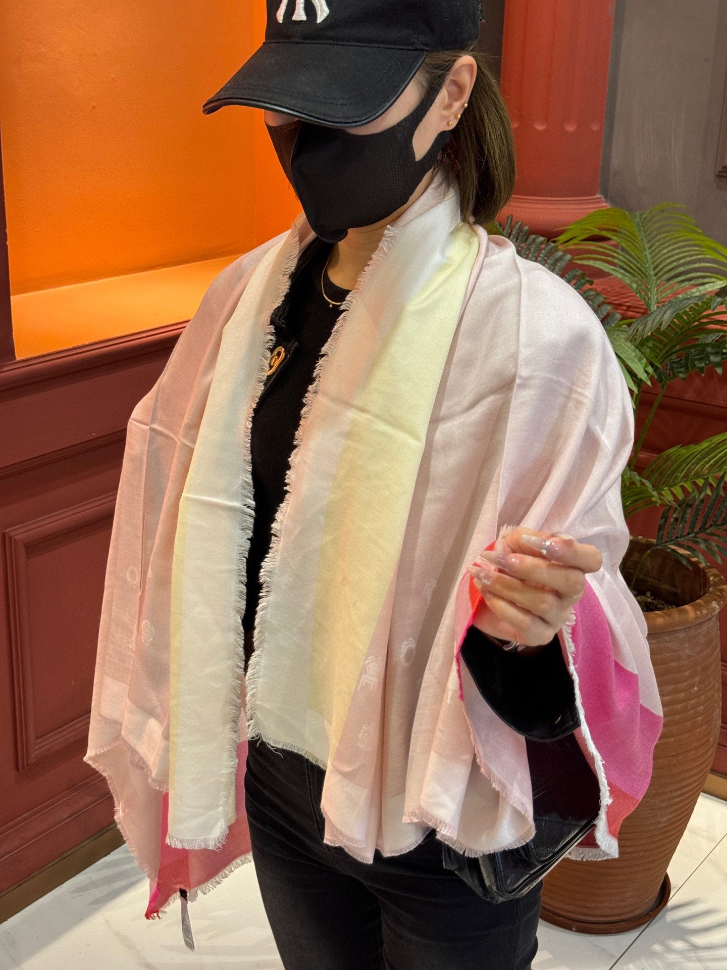 NO:184331,The best Dior fairy shawl in the universe is specially supplied to the Dubai counter. If you are optimistic, contact me. Every fairy is so clear and bling-shirt. The cashmere yarn is very tight, and the front and back craftsmanship shows the most difficult among textiles. The most awesome dior silk cashmere scarf is for Dubai counter goods, just a black overseas version. I am happy that the whole order is stuck. The reason for the stay is probably 2cm more than the size required by the counter. I was thinking of a 1.4-meter-4-meter-long scarf. Are we serious?  so. This batch of goods has no flaws. The quality of goods exported abroad is even worse than that of domestic ones. The money you receive with your eyes closed will definitely allow you to enter and exit the counter at will. 70 cashmere 30 silk. The fabric is for customers to supply Dubai counters. How good is the quality? I am exhausted. Look at the details. I am afraid that it is impossible for everyone to divide it into one. Those who see it will grab it. It is absolutely regrettable not to grab it. Silk cashmere inlay, jacquard Dior square scarf 130*. High-version scarf, high-version scarf, dior, real silk, shawls19860909宇宙最好的Dior小仙女披肩给迪拜专柜的特供货.有看好的联系我每个小仙女都是这么的清晰和bling闪.羊绒纱线非常紧致,非常紧致正反面工艺呈现出纺织品中难度最高.最牛逼的dior真丝羊绒大方巾此单货是供迪拜专柜货,就一个黑色海外版.开心的是整单滞留了.滞留原因大概是尺寸比专柜要求的尺寸多了2cm的样子.我在想1米4的大围巾.差2cm我们至于较真吗 so.这批货无任何瑕疵.出口境外的货品质比国内的还流弊.闭眼收的款.一定让你随意进出专柜.70羊绒30真丝.面料为客供专供迪拜专柜.品质有多好.我已词穷.看细节吧恐怕不可能每个人分一条.见者必抢.不抢绝绝对遗憾.真丝羊绒镶嵌,提花Dior方巾130*.高版本围巾,高版本围巾,dior,real silk,shawls,scarf