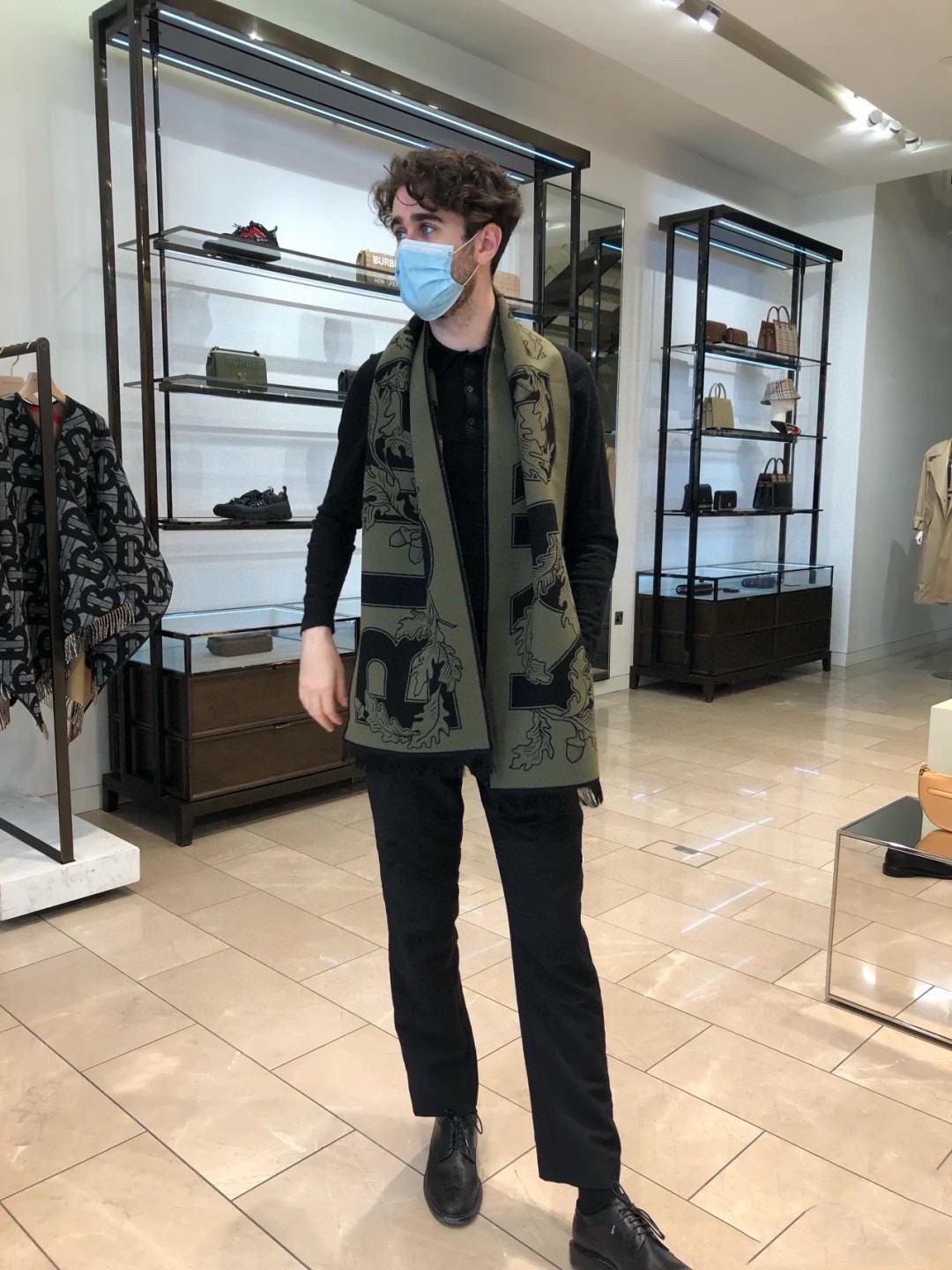 NO:184335,Everyone has also seen this. It’s a very creative scarf. Needless to mention the effect of the upper body, it must be produced!  From raw materials, dyeing to production processes, it is completely based on large goods!  I will never look at the color matching of the computer. The dye is completely proportional to the company, and the color is quite positive!  Giving gifts and using them for your own use will not lose face. For this 28-pack product, the process is quite mature!  The quality, feel and drooping of the finished product are fine. As for the same sentence, you can compare my goods with other people's goods at will. If my goods are not as good as other people's goods, you will give you a scarf for free.19860909大家也看到了,很有创意的一款围巾,上身效果就不用说了,一定是出片的！从原料、染色到生产工艺,完全按照大货！绝不会看着电脑配色,染料完全按公司配比,颜色相当正！送礼,自用,都不会掉面对于这种28支支的产品,工艺已经相当成熟！成品的品相,手感,垂感,都没问题.还是那句话,拿到我的货可以随便和别人的货放在一起对比,如果我的货不如别家的,围巾白送你高版本围巾,高版本围巾,scarf