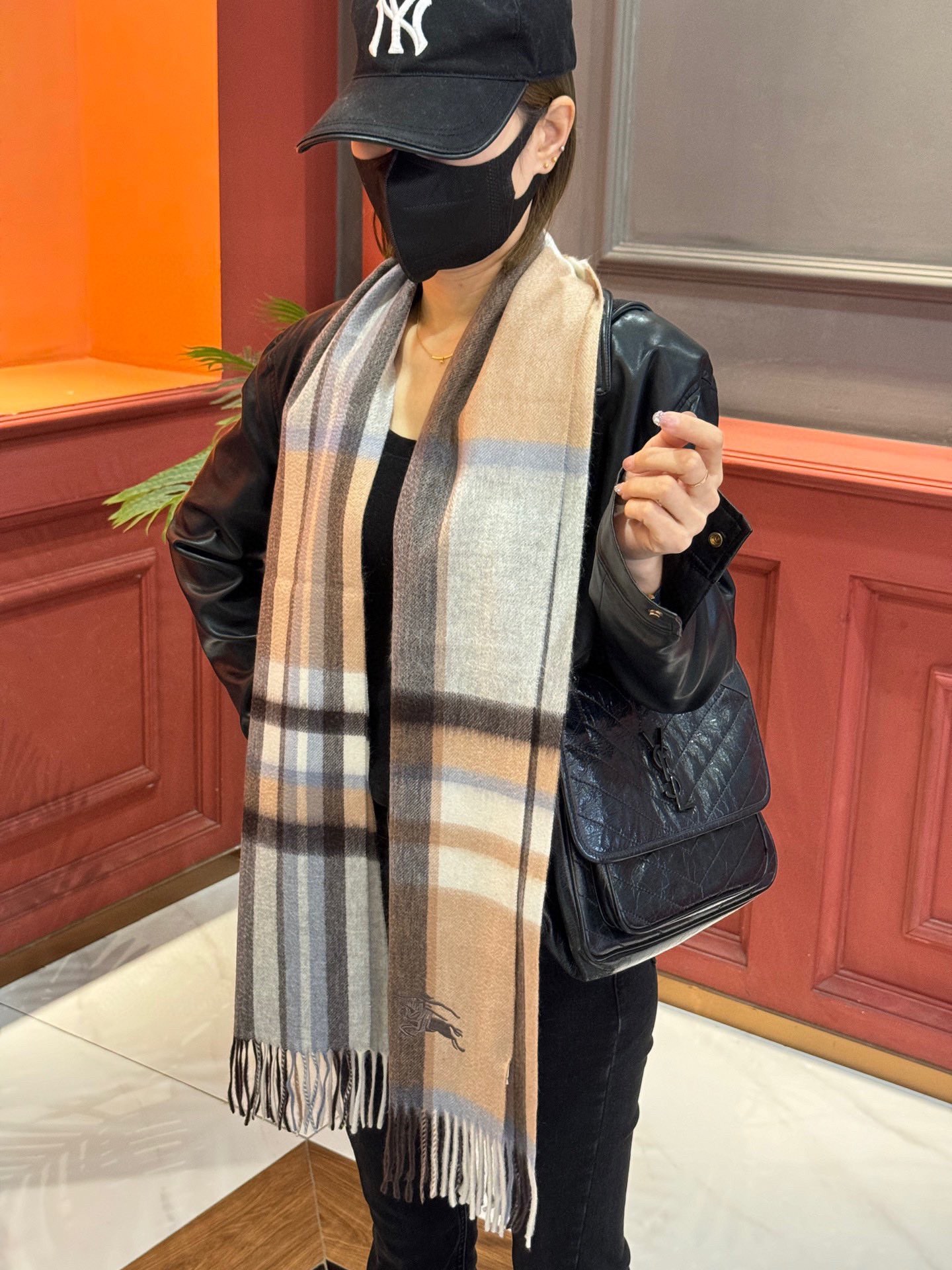 NO:184351,Recommended Burberry New Products ·Couple Style Cashmere Scarf is a top-notch cashmere fiber that takes time and effort, soaked in clear spring water to make the cashmere fiber present a unique fluffy texture, and the feel is so delicate. Only by using the lightweight velvet process can it have a luxurious and soft surface luster. The water ripples are really beautiful. The touch is like a baby's skin. Soft and glutinous. The feel is full of delicate fluff. It has always been synonymous with continuous excellence. This price is absolutely 100% affordable gift gifts and is good!  Absolutely good product, specifications 32*180 cm, ingredients cashmere high-version scarf, high-version scarf, burberry19860909重磅推荐巴宝莉 新品 ·情侣款 羊绒围巾臻选上乘的山羊绒纤维,耗时耗力,再以清泉水浸泡涤荡,使羊绒纤维呈现出独特的蓬松质感,手感才如此细腻,采用轻缩绒工艺,才有奢华柔和的表面光泽水波纹真的太美好了,触感犹如婴儿的肌肤 软软糯糯 手感满满地都是细腻的绒毛一直是精益求精的代名词,这个价格绝对百分之百的实惠送礼自留都不错！绝对好货 规格32*180 cm,成分羊绒高版本围巾,高版本围巾,burberry,scarf