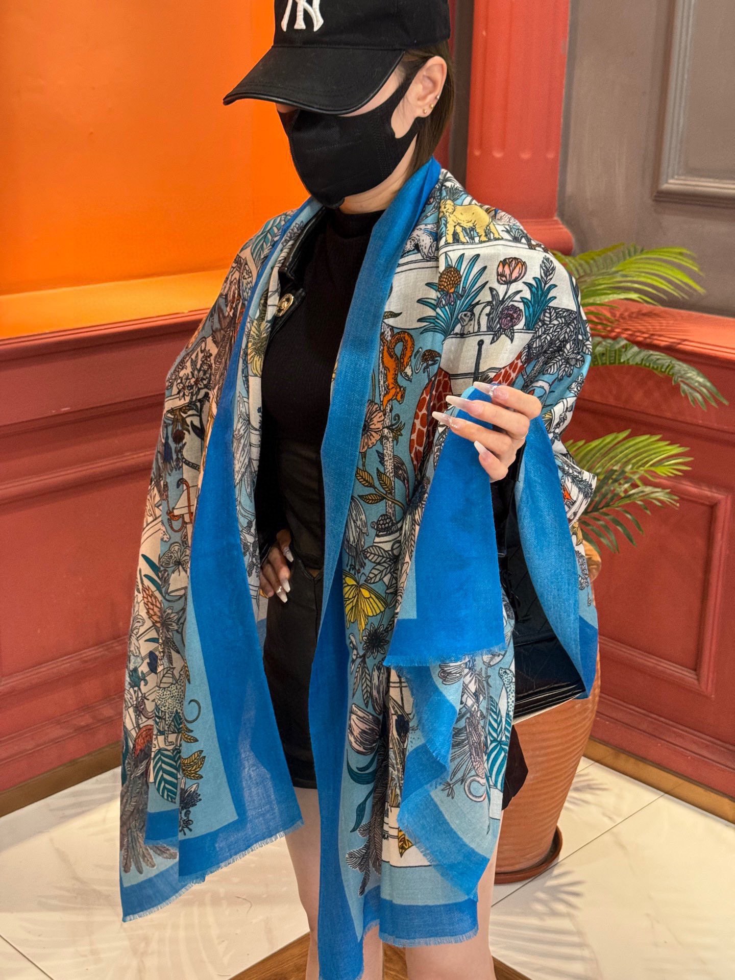 NO:184359,The counter is synchronized. Hermes's home says it looks good when buying it. [Rareland Cashmere Long Scarf] Recommended top-quality craftsmanship and value for money Hermes counter has a three-dimensional appearance pattern and pattern, physical objects, extremely high grade, special craftsmanship and high-end research and development, and special cutting-edge craftsmanship processing is loved by Bai Fumei. Whether it is quality, style, price, they scream, super high cost performance, absolutely worth buying. Size 100*200 high-version scarf, high-version scarf, hermes, hermes19860909专柜同步 Hermes家买了都说好看【珍奇乐园羊绒长巾】推荐顶级工艺超值爱马仕专柜爆款羊绒长巾立体呈现图案纹路实物档次极高特殊工艺高端研发惊艳问世特殊尖端工艺处理受到白富美的喜欢 无论是品质 款式 价格都令大牌控的她们尖叫 超高性价比 绝对值得入手尺寸100*200高版本围巾,高版本围巾,hermes,hermes,scarf