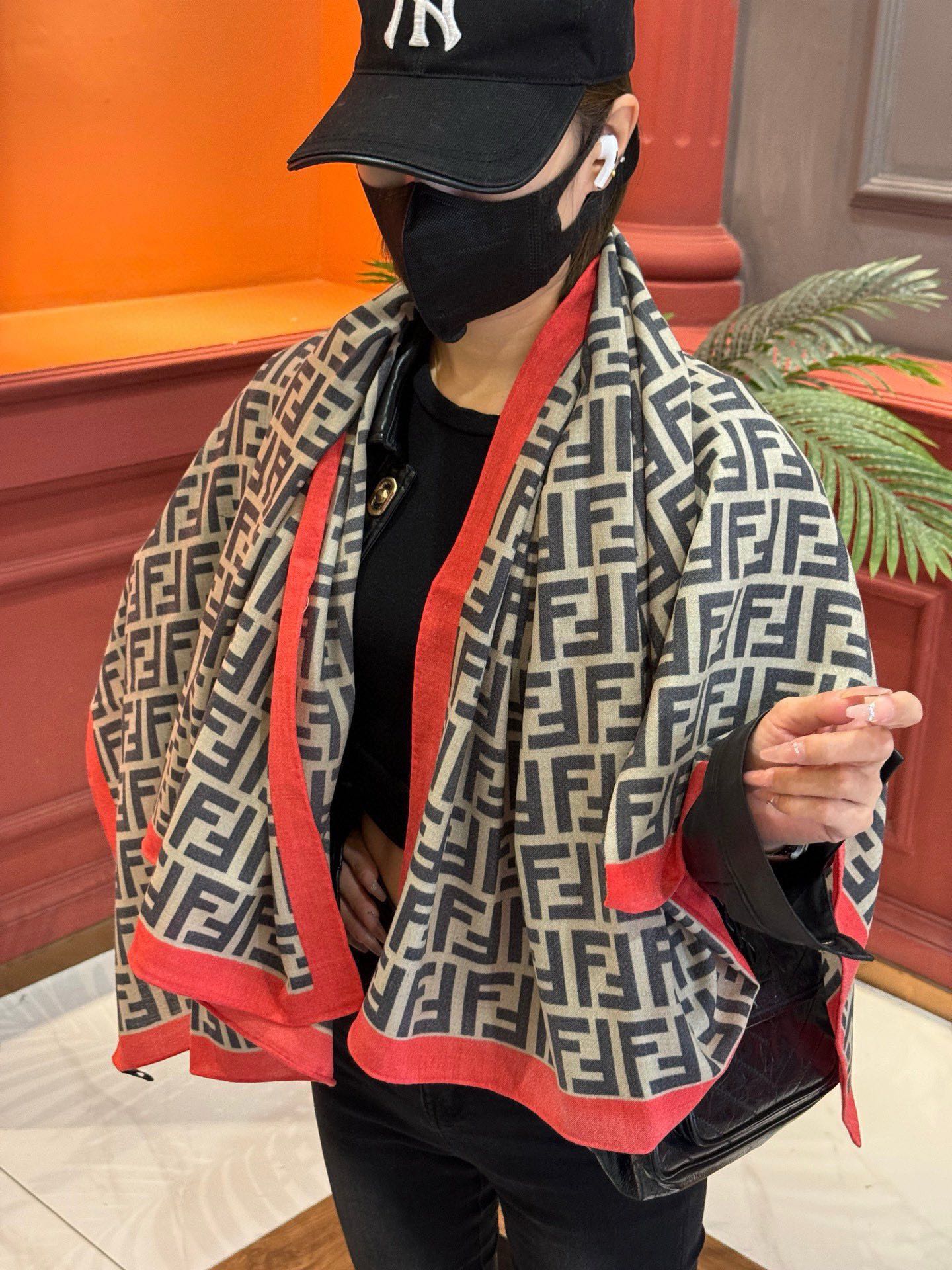 NO:184363,The new FD counter synchronized model [FF contrasting curled edges] has a particularly tone. It uses cashmere fabric with excellent texture and is decorated with FD classic double FF LOGO prints. It keeps high-end cow goods [high-end products, new models, counter synchronized] This size is not big or small, especially easy to match, the quality is super easy to get, high-end quality that you will understand when you get it. High-end details, what you see is what you get is the heavy and huge VI price customer must enter the recommended size*, especially recommended high-version scarf, high-version scarf19860909FD专柜同步新款【FF撞色卷边】特别有腔调.采用质感上佳的羊绒面料并饰有FD经典双FF LOGO印花,自留高端牛货【渠道尖货 新款 专柜同步】这个size不大不小特别好搭配,品质超级好拿到手就会懂的高端品质,高端细节所见即所得重磅巨献VI价客户必入推荐尺寸*,特别推荐 高版本围巾,高版本围巾,scarf