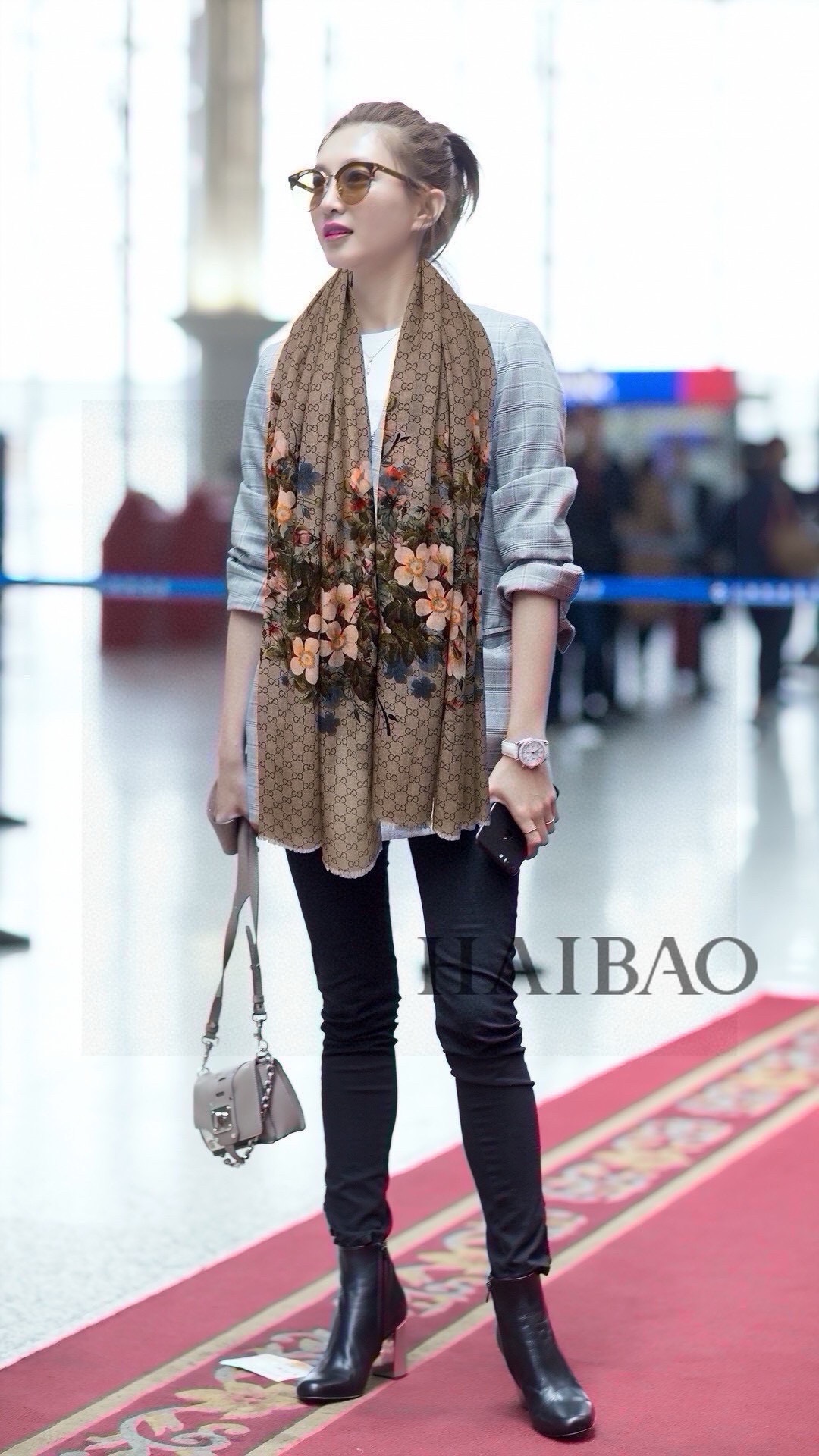 NO:184330,Beautiful and smart, so beautiful that I am so crazy about the upper body effect that I like Gucci New~300 high-end ring fleece!  The design is truly beautiful. This floral element is really high-end, and the four colors are stable and elegant. The four colors are also very suitable for daily matching. The real thing is very beautiful. Baby cashmere high-end cashmere, soft fabric, fine printing and dyeing, and the texture is easy to pass through the scarf buckle. The high-end quality and light feeling are very comfortable. In summer, the air-conditioned room must be used. It is more beautiful in winter. The hand is slow without 110*200 top imported 300 pure cashmere ring velvet scarf, four colors. High-version scarf, high-version scarf, gucci, ring19860909秀外慧中,美到过分上身效果疯狂的喜欢Gucci New~300支高端戒指绒！真心美爆了的设计,这个花卉元素真的好高级,稳重优雅女人味四个色也是非常适合日搭的配色实物很美好.baby cashmere高端羊绒,面料柔软,印染精细,质感轻松穿过丝巾扣,高端品质轻薄的感觉非常舒适.夏天旅游空调房必须来条.冬天更美.手慢无110*200顶级进口300纯羊绒戒指绒长巾,四个色.高版本围巾,高版本围巾,gucci,ring,scarf