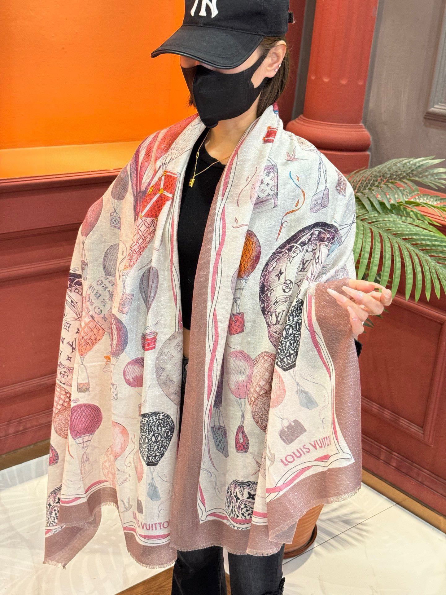 NO:184342,The shiny scarf [Hot Air Balloon] and Away series, greets Louis Vuitton's travel heritage. Depicting Monogram hot air balloons lifting into the sky with Louis Vuitton handbags and suitcases!  !  The cashmere material is full of light luxury. The new counter fabric pursues styling and has a crisp feel. The color matching of high-end designers considers the upper body effect and color saturation. The color is fresh, rich and very exquisite and has a celebrity temperament!  Good goods are not waiting for others, if you like them, you can’t miss them!  Quickly make an order and come on. Size 100*200 high-version scarf, high-version scarf, louis vuitton19860909会发光发亮的围巾【热气球】 and Away 系列,致意路易威登的旅行传承.描绘 Monogram 热气球载着路易威登手袋和行李箱升向天空之景！！羊绒材质轻奢感十足 专柜新款面料追求造型,手感挺括,高端设计师配色均考虑上身效果和色彩饱和度,色泽新鲜浓郁非常精致又有名媛气质！好货不等人,喜欢就不能错过哦！快快砸单来吧尺寸100*200高版本围巾,高版本围巾,louis vuitton,scarf