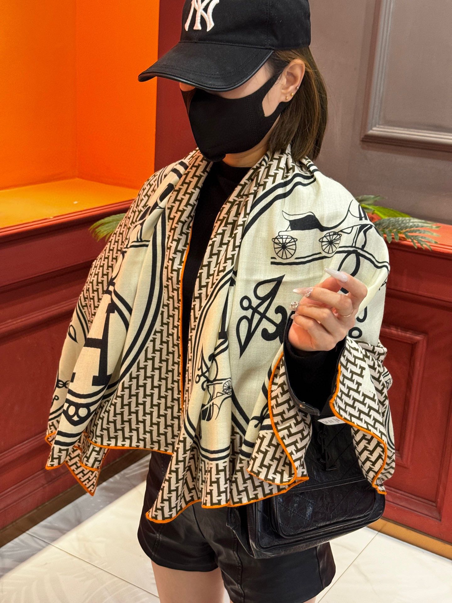 NO:184372,Double-sided and same color [Visual feast, fall in love with autumn and winter!  !  】The hermes shawl looks simple and actually fashionable!  !  !  The simpler the more you are, the bigger the brand is, the most scheming and understatement!  It’s very good to play with “H”!  This kind of letter geometric design is high-end, generous and decent. Sometimes the clothing does not require cumbersome design. Good fabrics and details are good, and the others are all redundant!  Hermes' production is really worth rest assured!  The unique H-top herringbone velvet fabric, soft texture, super comfortable, extraordinary enjoyment, really great, this high texture is really great!  !  !  !  !  Hermes temperament, with a sense of high-end meaning and depth!  Size specifications *cm top silk cashmere large square scarf. One color. High-version scarf, high-version scarf, hermes, real silk, shawls19860909双面同色【视觉盛宴,恋上秋冬！！】hermes这款披肩看似简洁实际时髦的不行！！！越简洁,越大牌,是最心机的最轻描淡写！把“H”玩转拿捏的非常好！这种字母几何设计,高级,大方,得体,服饰有时候也不需要繁琐设计,面料好,细节好,其他全是多余！hermes的出品真的值得放心！独有的H顶级人字纹丝绒面料,柔软肌理,超级舒适,非一般的享受,真的非常棒,这种高质感,真心赞！！！！！Hermes气质,有内涵有深度的高级感！尺寸规格*cm顶级真丝羊绒大方巾.一个色.高版本围巾,高版本围巾,hermes,real silk,shawls,scarf