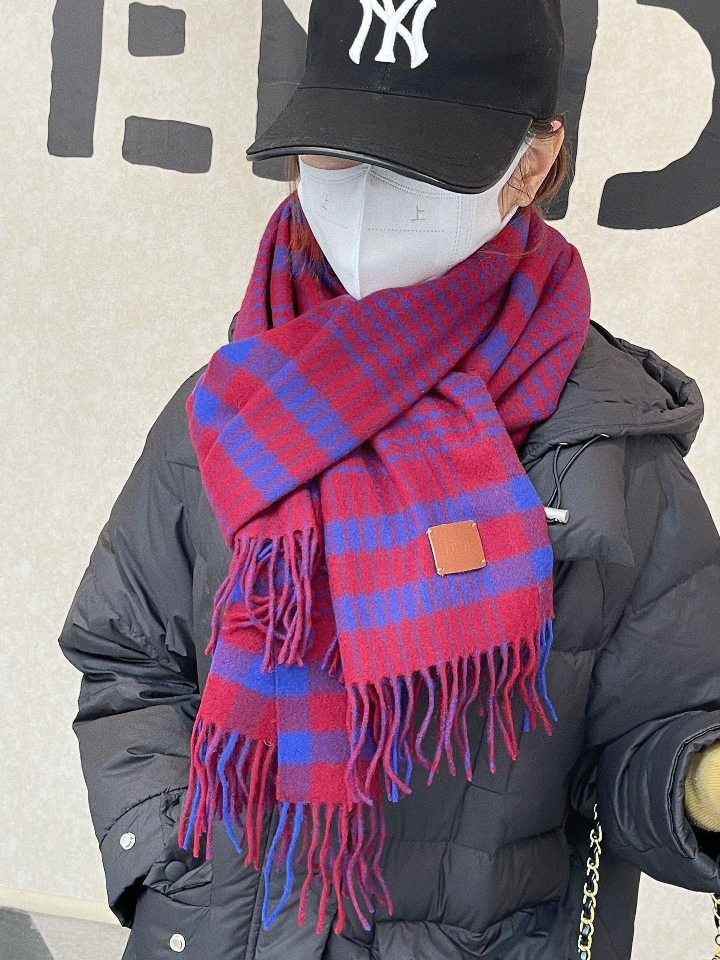 NO:185053,The order design of D's export is very simple, but the embellishment of the logo makes the scarf look very high-end and elegant. The design of high-end cashmere scarf has always been very simple, but it is very practical. It is really good to use pure Zhongshan cashmere fabric, soft and glutinous!  The drooping feel is also very good. In short, I really like this master-level fashionable feeling. People with attitude will definitely like it. Young, fashionable, confident, and attitude. It is very beautiful!  This design is more stretchy, more advanced, more atmospheric, and more affordable. 70*200 high-version scarf with flow, high-version scarf, dior19860909D家出口的订单设计非常简单,但那Logo的点缀就是让围巾显得非常高级优雅,高端羊绒围巾设计向来都很简约但就是很 日常非常实用手感真的非常赞采用纯中山羊绒的面料,软糯！垂感也非常好总之非常非常喜欢这种高手级别的时髦感,有态度的时髦人一定会喜欢.年轻,时髦,自信,有态度.很美！这样的设计更舒展,更高级,更大气,更加经得起推荐 70*200含流须高版本围巾,高版本围巾,dior,scarf