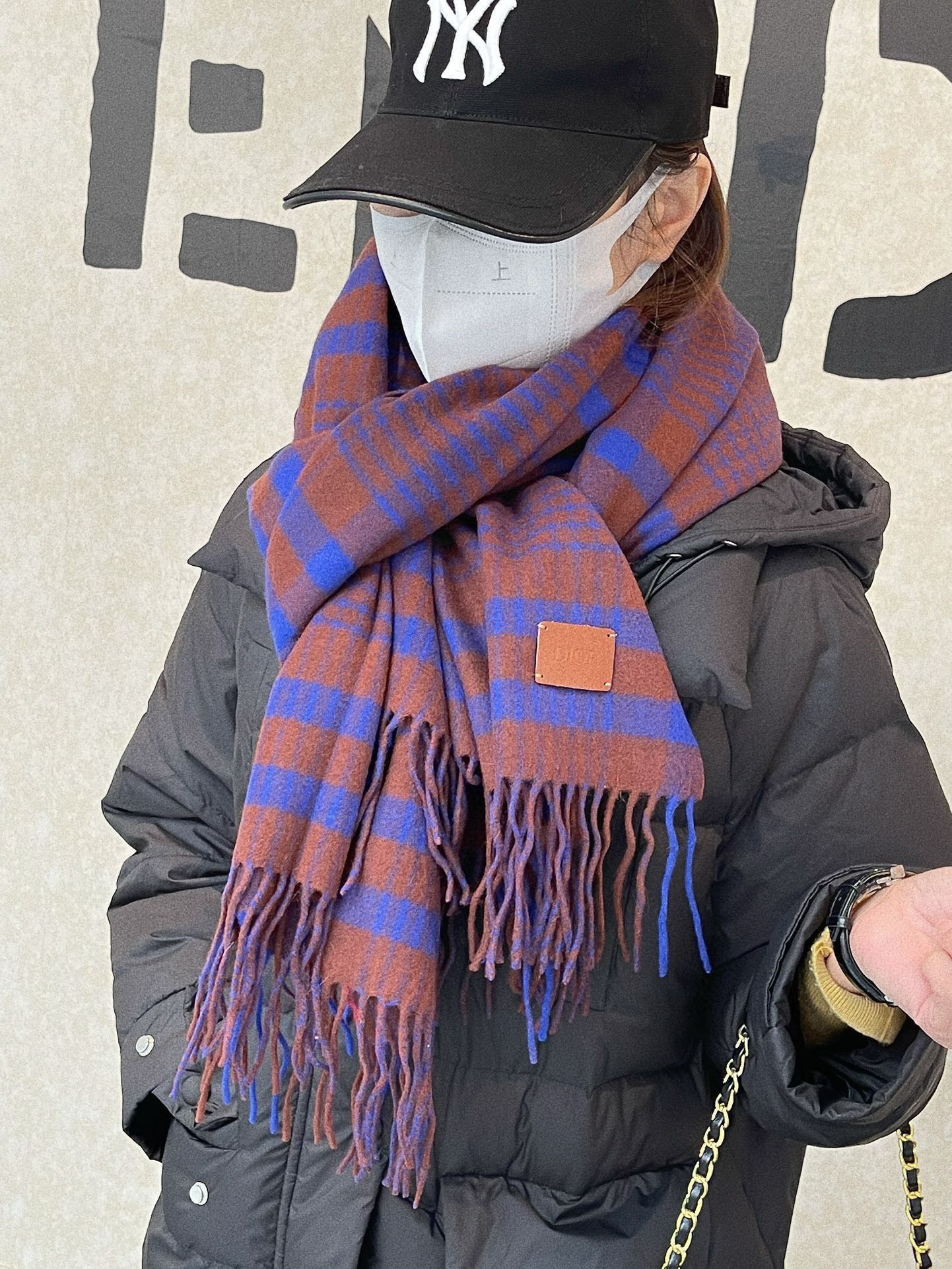 NO:185058,The order design of D's export is very simple, but the embellishment of the logo makes the scarf look very high-end and elegant. The design of high-end cashmere scarf has always been very simple, but it is very practical. It is really good to use pure Zhongshan cashmere fabric, soft and glutinous!  The drooping feel is also very good. In short, I really like this master-level fashionable feeling. People with attitude will definitely like it. Young, fashionable, confident, and attitude. It is very beautiful!  This design is more stretchy, more advanced, more atmospheric, and more affordable. 70*200 with flowing scrubs. High-version scarf, high-version scarf, dior19860909D家出口的订单设计非常简单,但那Logo的点缀就是让围巾显得非常高级优雅,高端羊绒围巾设计向来都很简约但就是很 日常非常实用手感真的非常赞采用纯中山羊绒的面料,软糯！垂感也非常好总之非常非常喜欢这种高手级别的时髦感,有态度的时髦人一定会喜欢.年轻,时髦,自信,有态度.很美！这样的设计更舒展,更高级,更大气,更加经得起推荐 70*200含流须 高版本围巾,高版本围巾,dior,scarf