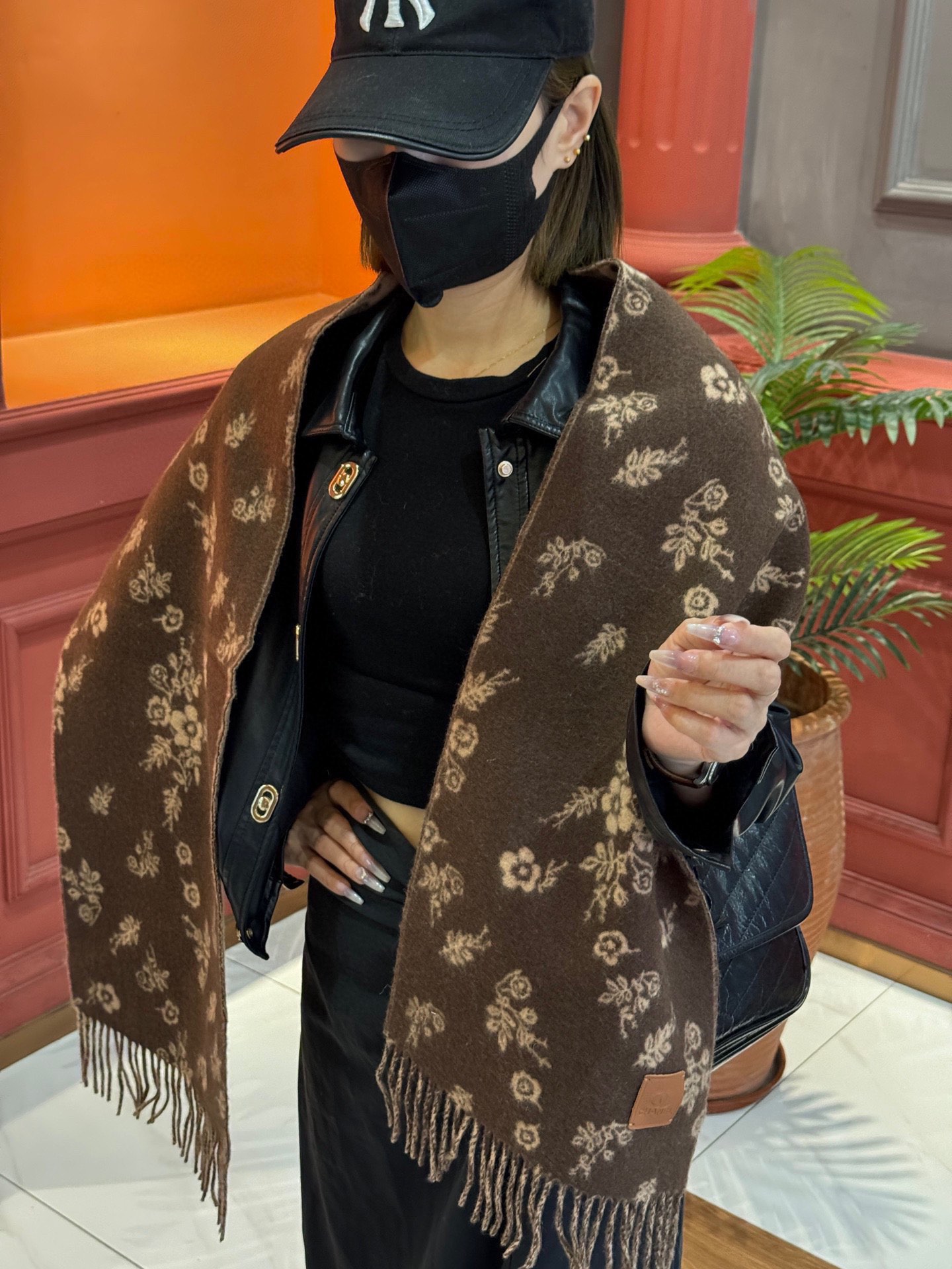 NO:185068,Chanel OEM factory selected the best ultra-fine cashmere fiber, which is purely hand-combed, which consumes time and effort. Then soaked in clear spring water to make the cashmere fiber present a unique fluffy texture. The feel is so delicate. Finally, with exquisite imprinting and ironing technology, it has a luxurious and soft surface luster. The process is particularly complicated. Using Mongolian Plateau fine cashmere!  !  The touch is full of delicate fluff!  This price is absolutely 100% affordable!  Exquisite embroidery craftsmanship!  It’s good to keep your own gifts!  Absolutely good product!  Size 30*164 8*2 high-version scarf, high-version scarf, chanel19860909香奈儿 代工厂臻选上乘的超细羊绒纤维 进行纯手工精梳处理 耗时耗力 再以清泉水浸泡涤荡 使羊绒纤维呈现出独特的蓬松质感 手感才如此细腻 最后以考究压印与熨烫工艺 才有奢华柔和的表面光泽 工艺特别复杂哦采用蒙古高原细羊绒！！手感满满地都是细腻的绒毛！这个价格绝对百分之百的实惠！精湛绝伦的绣字工艺！送礼自留都不错！绝对好货！尺寸30*164 8*2高版本围巾,高版本围巾,chanel,scarf