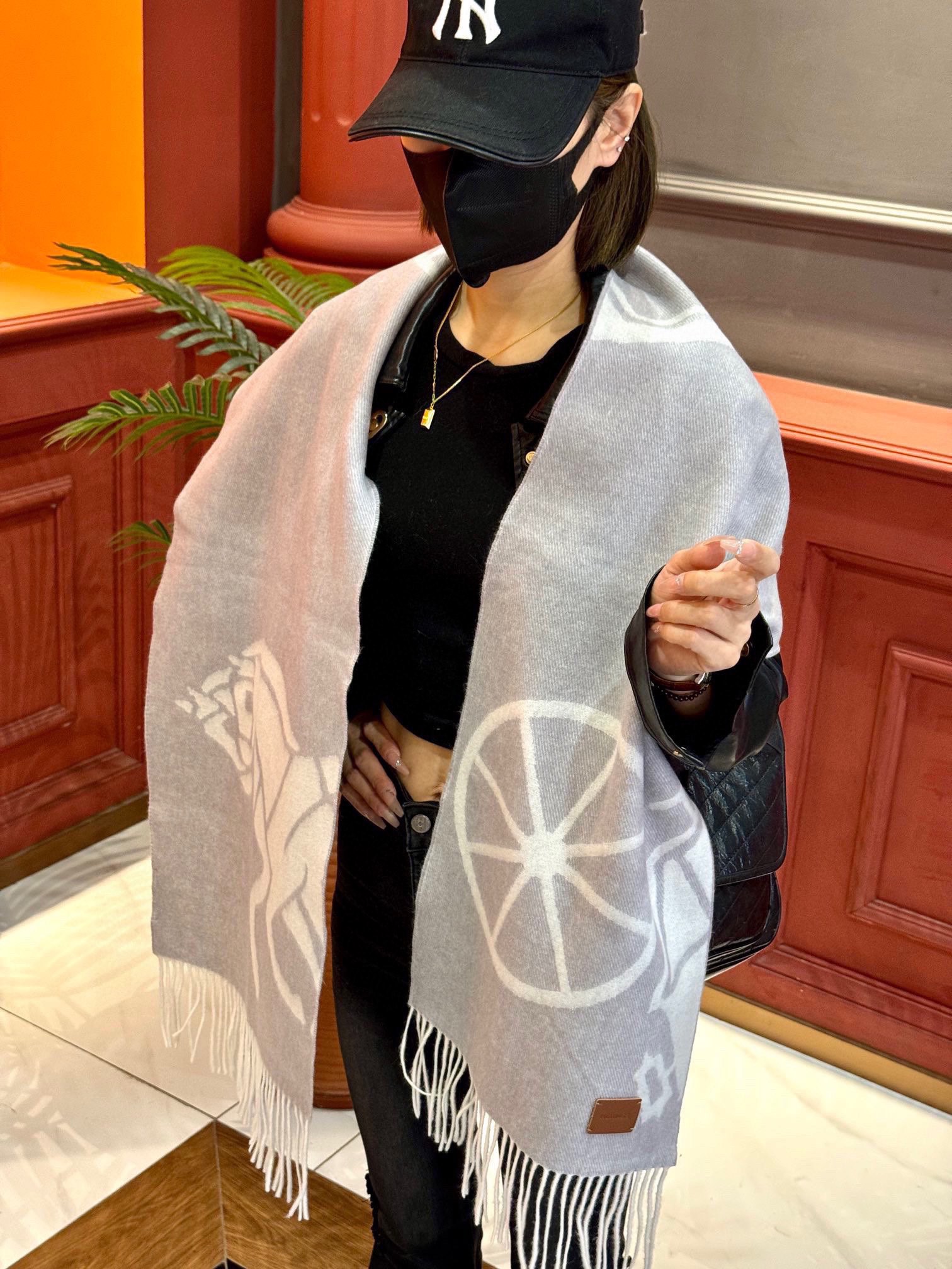 NO:185074,Hermes Paris Fashion Exhibition Business Men's and Women's Cashmere Scarf OEM Factory selected the best ultra-fine cashmere fiber. It is purely hand-combed, which consumes time and effort. Then soaked in clear spring water to make the cashmere fiber present a unique fluffy texture. The feel is so delicate. Finally, with exquisite imprinting and ironing technology, it has a luxurious and soft surface luster. The process is particularly complicated. Using Mongolian Plateau fine cashmere!  !  The touch is full of delicate fluff!  This price is absolutely 100% affordable!  Exquisite embroidery craftsmanship!  It’s good to keep your own gifts!  Absolutely good product!  Size 335*170*2 High-version scarf, high-version scarf, hermes19860909爱马仕巴黎时装展商务男士女士羊绒围巾代工厂臻选上乘的超细羊绒纤维 进行纯手工精梳处理 耗时耗力 再以清泉水浸泡涤荡 使羊绒纤维呈现出独特的蓬松质感 手感才如此细腻 最后以考究压印与熨烫工艺 才有奢华柔和的表面光泽 工艺特别复杂哦采用蒙古高原细羊绒！！手感满满地都是细腻的绒毛！这个价格绝对百分之百的实惠！精湛绝伦的绣字工艺！送礼自留都不错！绝对好货！尺寸335*170*2 高版本围巾,高版本围巾,hermes,scarf