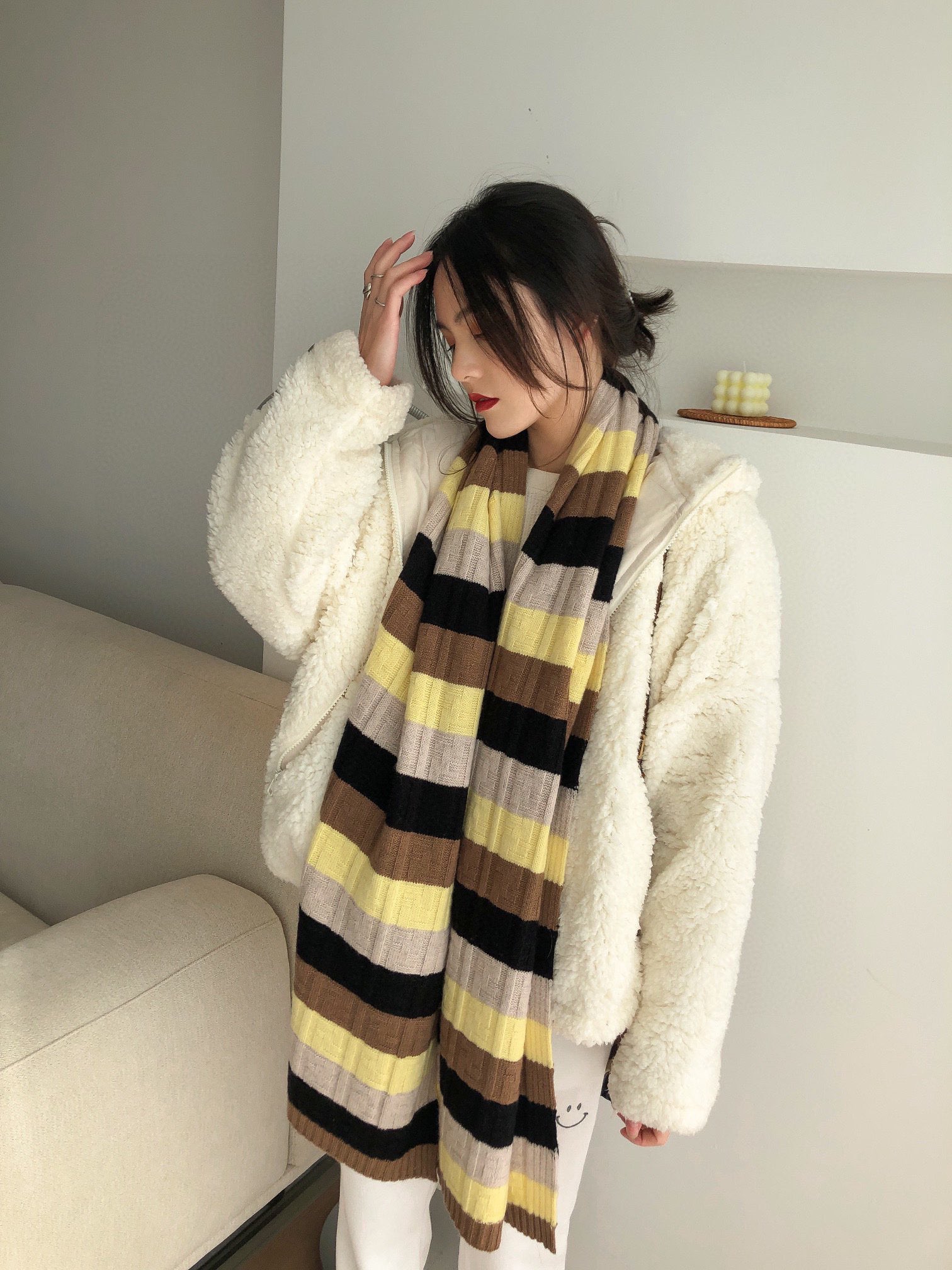 NO:185040,The new product that I was waiting for is finally on the shelves. FFendi's popular striped contrasting color style is beautiful~ a fashionable, versatile and practical cashmere scarf, universal for men and women, neutral and atmospheric and fashionable, slightly retro color matching and big-name flower design, full of fashion!  Size 45cm * 180cm high-version scarf, high-version scarf, fendi19860909翘首以待的新品终于上架啦, F芬迪爆款条纹撞色花型 美炸了～洋气百搭实用的羊绒长巾 男女通用 中性款大气时尚 略带复古的配色加上大牌的花型设计,洋气十足！ 尺寸45cm *180 cm高版本围巾,高版本围巾,fendi,scarf