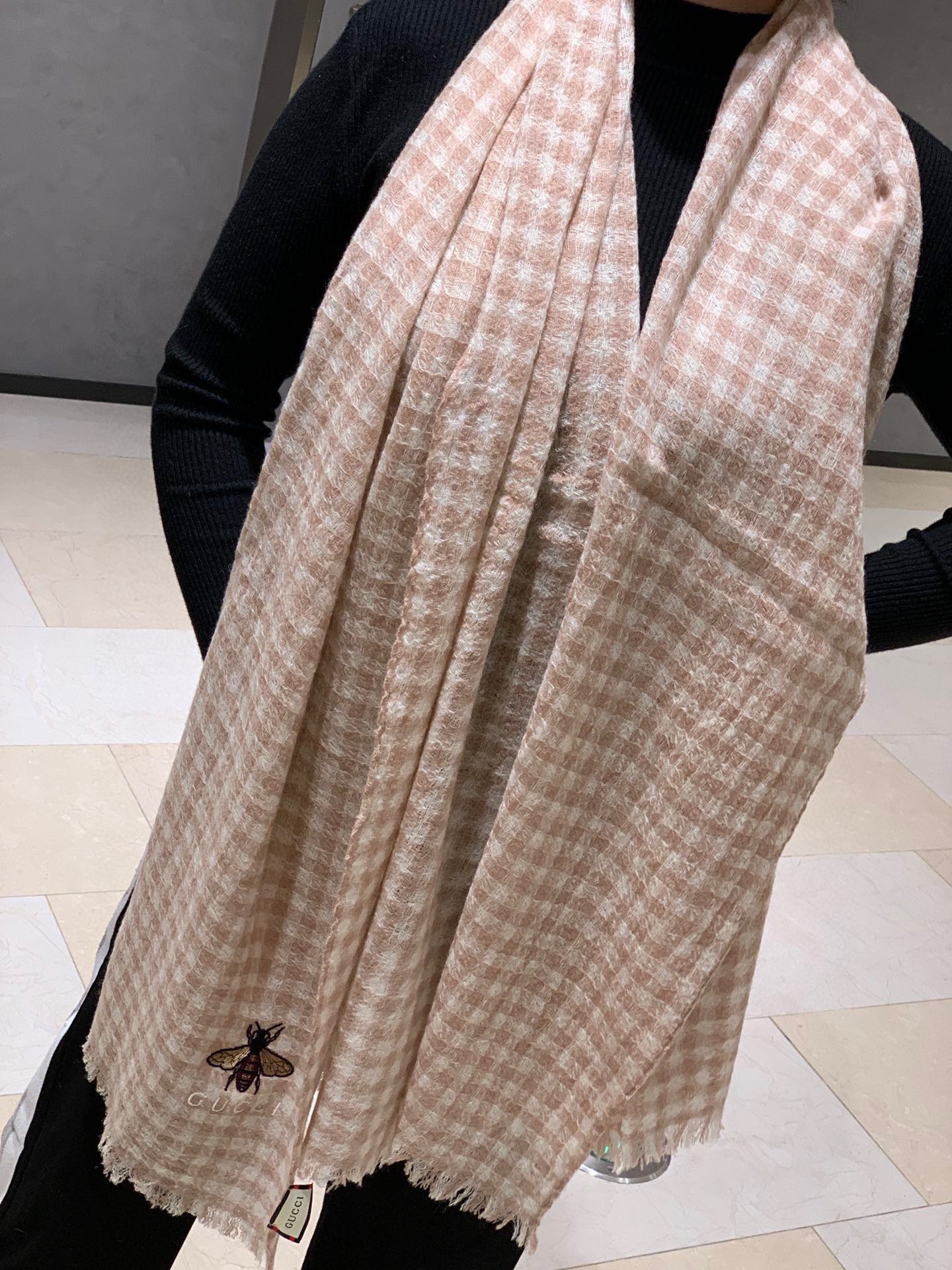 NO:185052,Gucc* A fairy-level good thing!  !  !  A new style that is so beautiful that it is shiny in autumn and winter~ it is simply a fairy shawl!  !  !  I like this sense of layering too much, fashionable and graceful, with an indescribable subtle mystery, casual and elegant, with a halo on the upper body!  Very high-end and tasteful design!  In short, you will understand the essence and essence in seconds when you get it!  Very good quality!  The real thing is really amazing when you open it~ it is really beautiful by such a design!  Needless to say, the effect of the upper body is stylish and very lively, with elegant layers and textures. It is layered and layered to make it eye-catching but not ostentatious!  !  Size 200*70 High-version scarf, high-version scarf, gucci,shawls19860909Gucc*神仙级好物！！！秋冬美到发光的新款~简直是仙女披肩！！！太喜欢这个层次感,时髦婉约,有一种说不出来的微妙神秘感,随性又气质,上身自带光环！很高级很显品味的设计！总之精华跟精髓的东西到手就秒懂！品质非常好！实物打开真的被惊艳了~真的被这样的设计美到！上身效果真的不用多说,随便围围就有范儿,非常灵动.层次优雅质感.层层叠叠出醒目而不张扬！！尺寸200*70 高版本围巾,高版本围巾,gucci,shawls,scarf