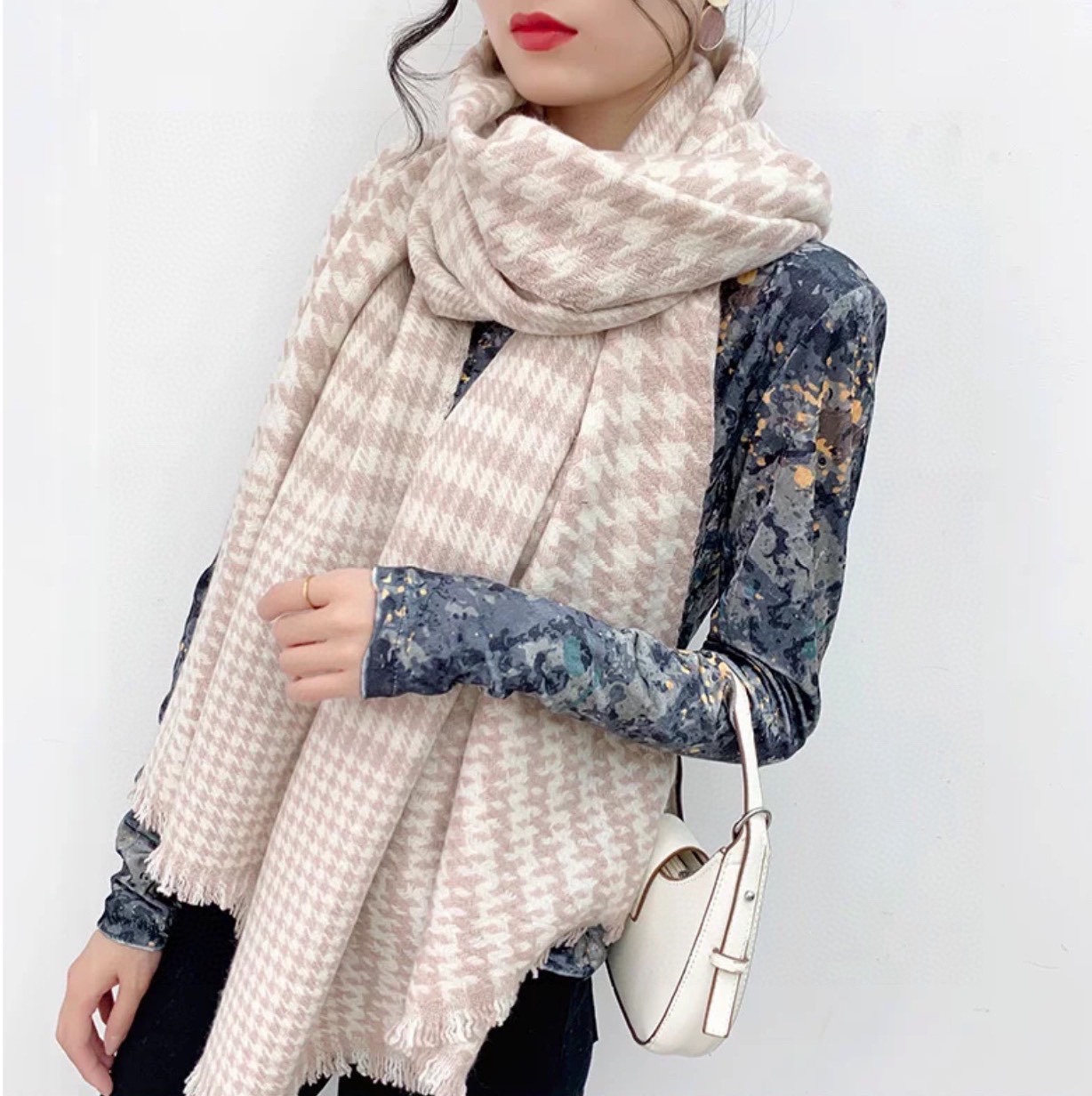 NO:185056,Fashionable temperament Dior cashmere houndstooth is a must-have fashion element item for autumn and winter, a series mainly featured by D show~ I admire the designer, the upper body shows a young temperament and a high-end feeling full of screen. It is very suitable for daily designs. Fashionable people with attitude will definitely like it. Young, fashionable, confident, and attitude. Very beautiful!  This design is more stretchy, more advanced, more atmospheric, and more withstand the recommended use of different colors of cashmere interwoven fabric craftsmanship. It is really very design-oriented. The scarf is really invincible and comfortable when holding it in the hand. It is really high-end, two-end loose beard design is also very distinctive, more casual, fashionable and quality. Size specifications 210*60 high-version scarf, high-version scarf, dior19860909时髦气质Dior羊绒千鸟格秋冬必备的时尚元素单品,D秀场主打的系列~佩服设计师,上身很显年轻气质感满屏的高级感,非常适合日搭的设计有态度的时髦人一定会喜欢.年轻,时髦,自信,有态度.很美！这样的设计更舒展,更高级,更大气,更加经得起推荐采用不同颜色的羊绒交织面料工艺,真的很有设计感围巾握在手里真的无敌舒适真的非常高级两头散须设计也是非常有特色,更显休闲时髦有品质.尺寸规格210*60高版本围巾,高版本围巾,dior,scarf