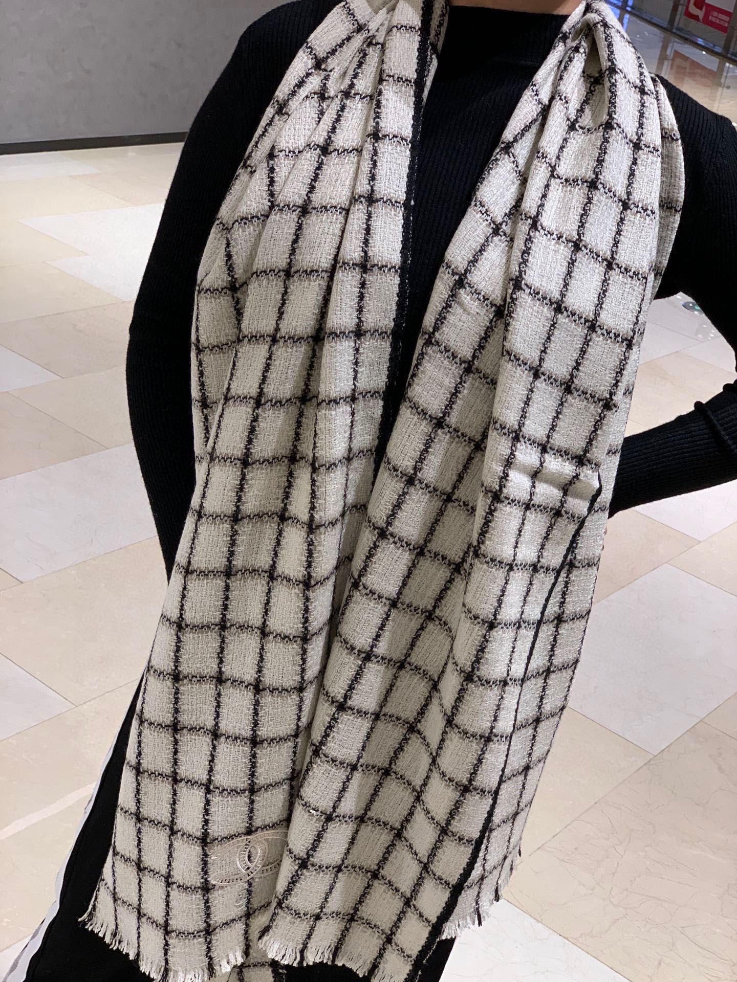 NO:185061,New Chanel (CHANEL) The most beautiful of the year [Double C Gold Line Plaid Shawl] Exclusive channel original single product of the year The latest masterpiece is the highest high-end customization, imported Italian fabrics with high-end Chanel braided style, literary and elegant combination, the fabric is soft and comfortable, easy to shape, especially versatile. Chanel braided plaided with gold and silver si adds a different element, making fashion easy. Fabric Italian customer supplies top cashmere, technology that cannot be made of ordinary cashmere, specifications 200*55 The most awesome single item in autumn and winter, high-version scarf, chanel, chanel, shawls19860909新香奈儿（CHANEL）年度最美【双C金线格纹披肩】独家渠道原单货年度最新力作 顶极高端定制,意大利进口面料搭配高端香奈儿编织风 文艺 气质结合于一体 面料柔软舒服 容易造型 特别百搭 香奈儿编织格纹搭配金银si增添了别样的元素 让时尚变得轻而易举.面料意大利客供顶级山羊绒,普通羊绒做不出来的技术,规格200*55 秋冬最最牛的单品高版本围巾,高版本围巾,chanel,chanel,shawls,scarf