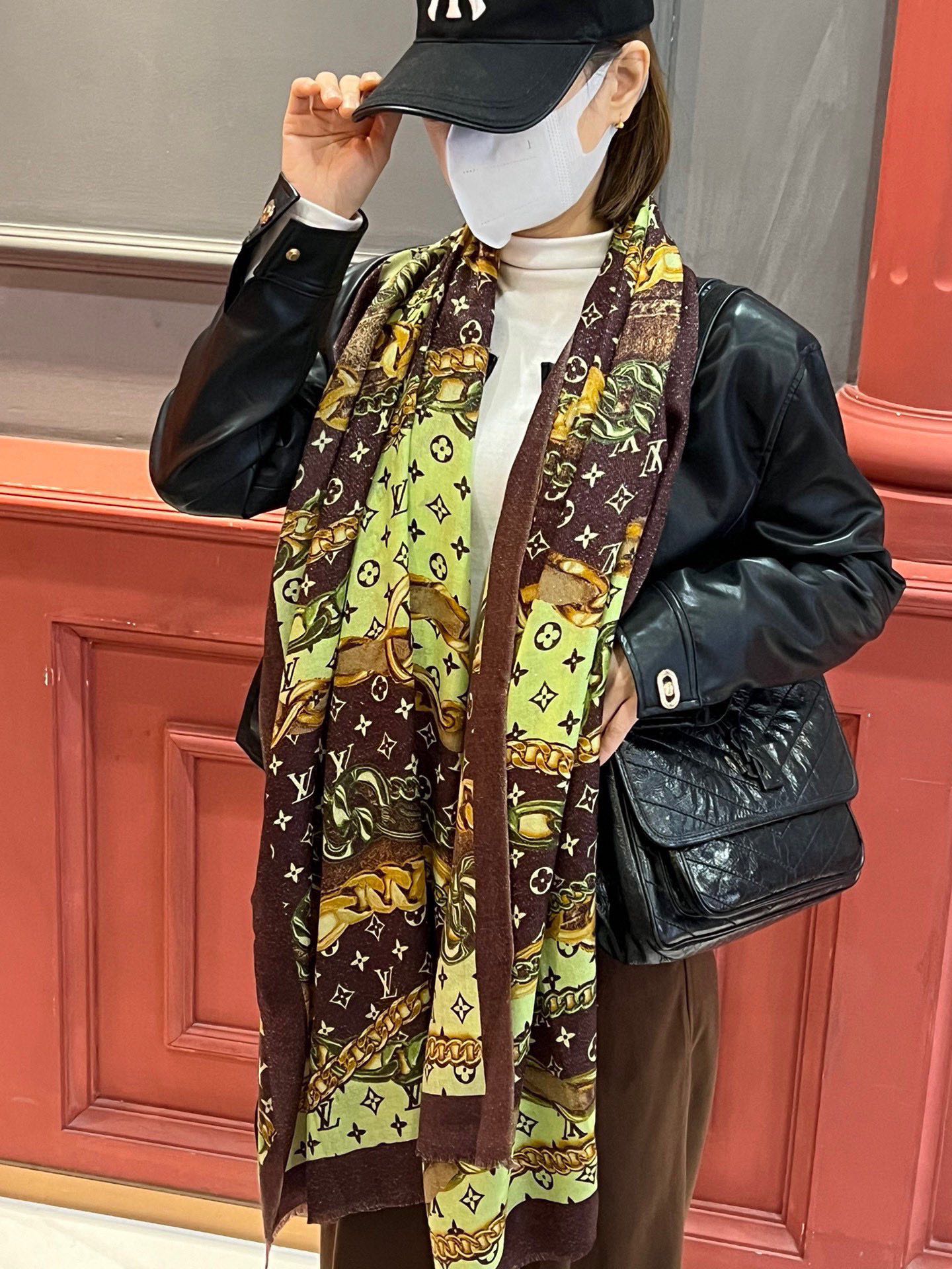 NO:185089,The shiny scarf really praises the donkey family [L chain pattern silver silk scarf] silver silk printed cashmere long scarf, new square scarf to pick up the Au-Art color of the Nouficel capsule series, continue to write the Mixand Srop theme iron thing. Monogom pattern becomes the background, Louis Vuitton's classic elements intertwined, clever teaching the brand's fine base leather craftsmanship, silk cashmere printing with hand-made curly edges. It is highly recommended that the hand is slow without this size is not big or small, especially easy to match, the quality is super easy to get, high-end quality will be understood, high-end details, what you see is what you get is heavy and huge VIP customers must enter Recommended size 110*200 High-version scarf, high-version scarf, louis vuitton, louis vuitton, louis vuitton, louis vuitton19860909会发光发亮的围巾真心赞驴家【L链条花纹银丝长巾】银丝印花羊绒长巾,新款方巾来撷Nouficel 胶囊系列的澳雅色彩,续写Mixand Srop主题铁事.Monogom图案成为背景,路易威登的经典元素交织继绕,巧妙教敬品牌精基皮革工艺,丝羊绒印花搭配手工卷边.强烈推荐手慢无这个size不大不小特别好搭配,品质超级好拿到手就会懂的高端品质,高端细节所见即所得重磅巨献VIP客户必入推荐尺寸110*200 高版本围巾,高版本围巾,louis vuitton,louis vuitton,louis vuitton,scarf