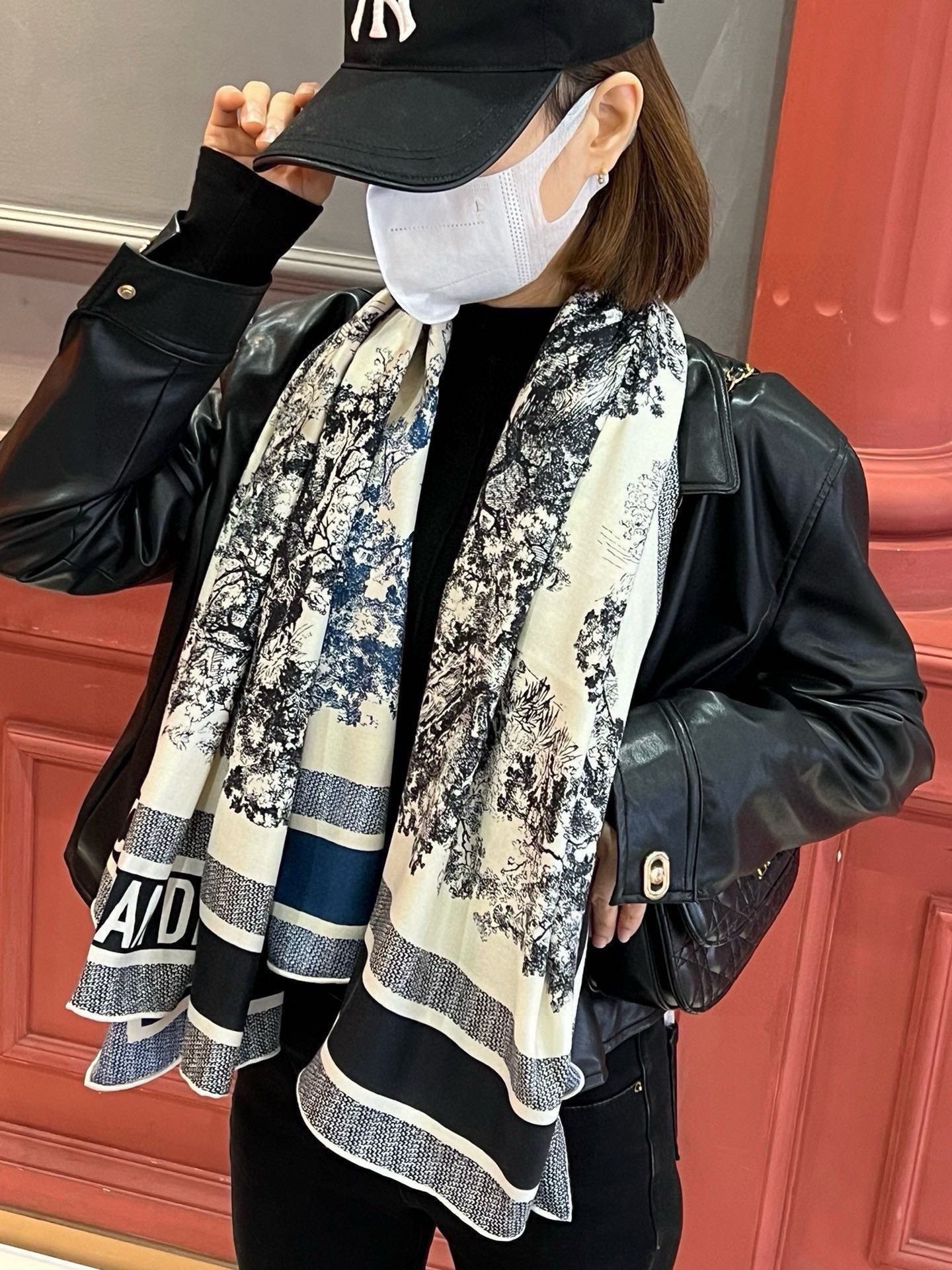 NO:185108,Do's latest counter is mainly [D Zoo Double-sided Square Scarf 140] Double-sided Double-color printed cashmere square scarf, tropical rainforest series. A very easy-to-match style for vacation and daily life. The order private flow] I want to go on vacation and go outfits very well. I look so energetic. I don't need to say much. The details can be seen clearly. The high-standard quality that is absolutely praised is 140*140cm, 70 cashmere silk high-version scarf, high-version scarf, real silk19860909Do最最新的专柜主打【D动物园双面方巾140】双面双色印花羊绒方巾,热带雨林系列 度假及日常都非常好搭配的款订单私流】一看到就想去度假平时穿搭也非常好搭配,整个人看起来都会神采奕奕好多不用多说,细节品质都看得清楚,绝对获赞的高规格品质140*140cm,70羊绒真丝高版本围巾,高版本围巾,real silk,scarf