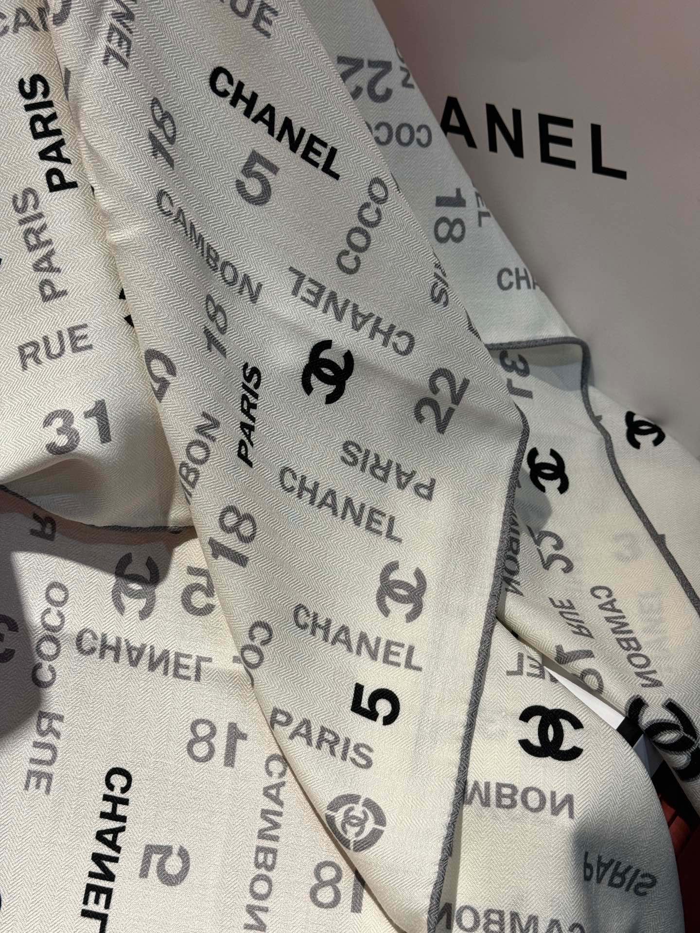 上新️2024Chanel经典茶花优雅Coco风Chanel最新菱格丝绒大方巾气质到骨子里香奶奶新一季的