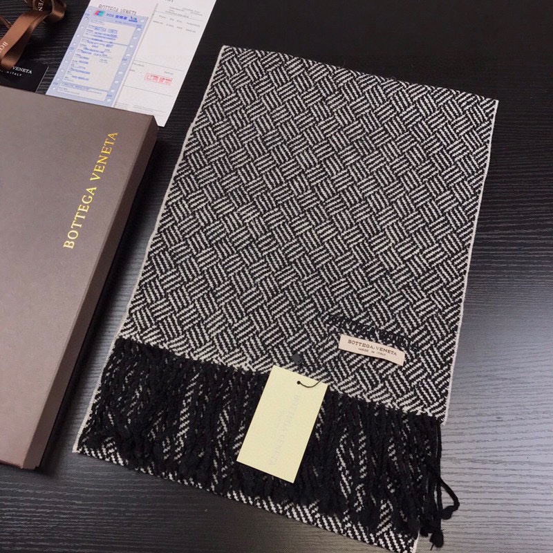 NO:185646,BOTTEGA VENETA (Baodie Home) exclusively launches a new autumn and winter men's scarf. The implicit and meticulous is the fashion aesthetic of BV, because people who know how to appreciate it have the personal characteristics of ^confidence and elegance and finally their own style ^ The whole shawl is woven with imported cashmere thread, beautiful and exquisite texture, generous and practical, comfortable and warm, and top-level material!  The latest customization of BV!  Very perfect!  No matter what age group, having Bv will have all the temperament and elegant taste you want!  Size 1*32 (excluding tassels) high-version scarf, high-version scarf, bottega veneta, bottega veneta, bottega veneta, bottega veneta, shawls19860909BOTTEGA VENETA（葆蝶家）独家推出 秋冬新款男士围巾.含蓄细致是BV的时装美学,因为懂得欣赏的人都具备^自信优雅而终于自己的风格^的个人特质整条披肩进口羊绒线织就,漂亮精致的纹理,大方实用,舒适保暖,顶级材质！BV最新定制！非常完美！无论什么年龄段,拥有了Bv就拥有了一切你所希望拥有的气质与优雅品味！尺寸1*32（不含流苏）高版本围巾,高版本围巾,bottega veneta,bottega veneta,bottega veneta,shawls,scarf