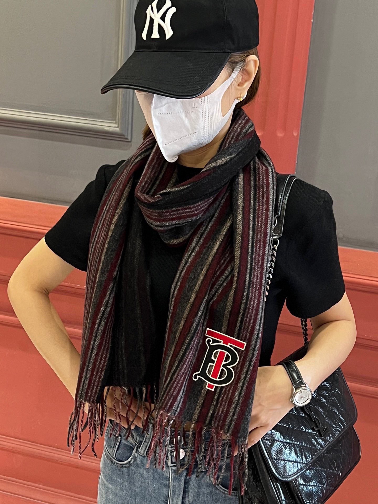 NO:185650,Burberry classic cashmere plaid quality and feel that it is not good enough cashmere high-end products are absolutely screaming, the top design models of fashion brands. Classic plaids and fashionable color patches are the screaming highlights of this model. The high-end quality is essential for autumn and winter.. Size 180*30cm high-version scarf, high-version scarf, burberry19860909巴宝莉经典款 羊绒格 品质手感好到不行羊绒高尖端产物绝对令人尖叫的品质时尚大牌的顶尖设计款..经典格子搭配时尚拼色是此款令人尖叫的亮点秋冬必备的高端精品..尺寸180*30cm高版本围巾,高版本围巾,burberry,scarf