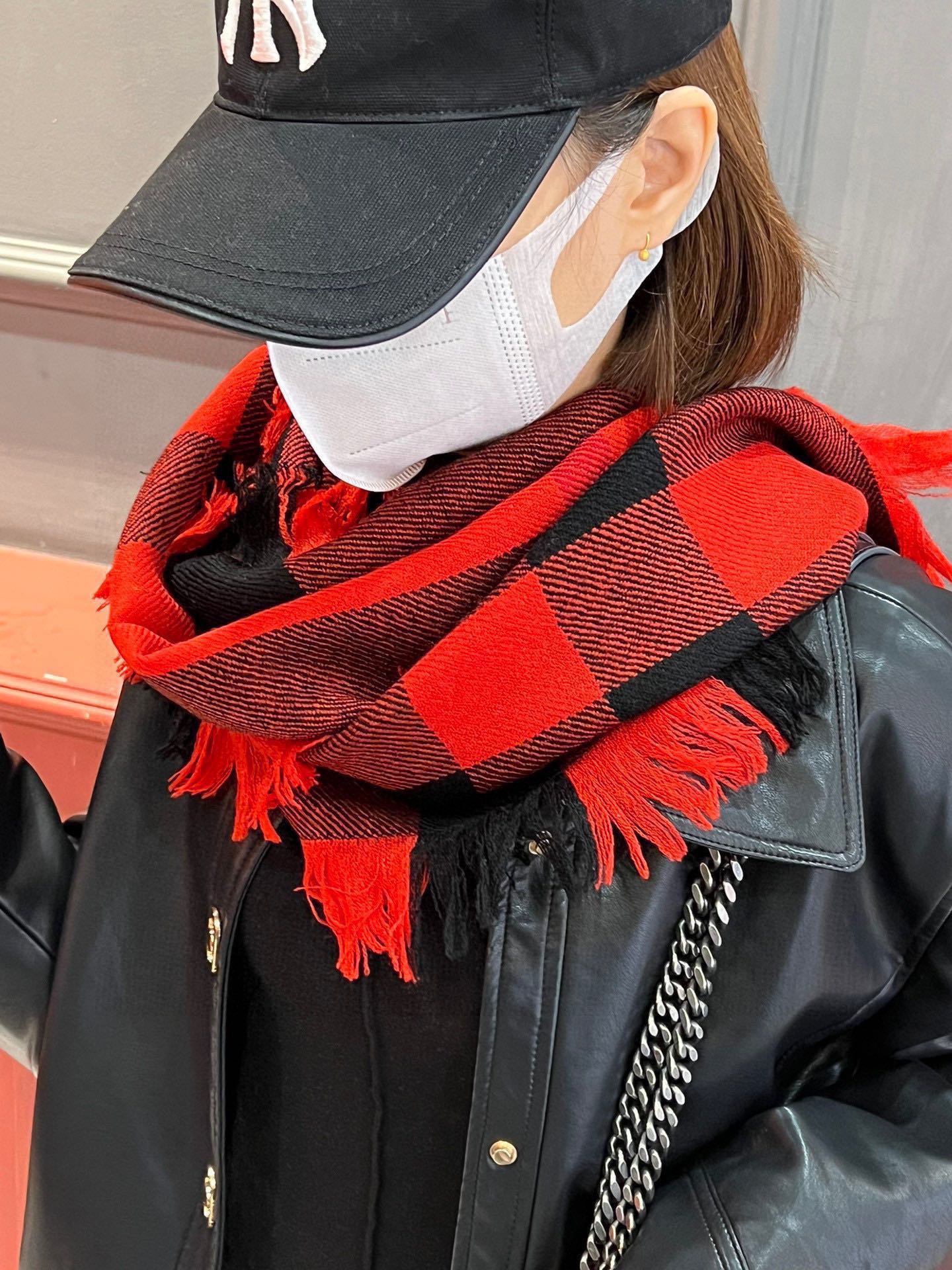 NO:185653,Burberry classic cashmere plaid. The quality is so good that it feels so good that the cashmere high-end products are absolutely screaming. The top design style of the fashion brand. The classic plaid paired with fashionable color patch is the highlight of this screaming high-end quality in autumn and winter. High-version scarf, high-version scarf, burberry19860909巴宝莉经典款 羊绒格 品质手感好到不行羊绒高尖端产物绝对令人尖叫的品质时尚大牌的顶尖设计款..经典格子搭配时尚拼色是此款令人尖叫的亮点秋冬必备的高端精品..高版本围巾,高版本围巾,burberry,scarf