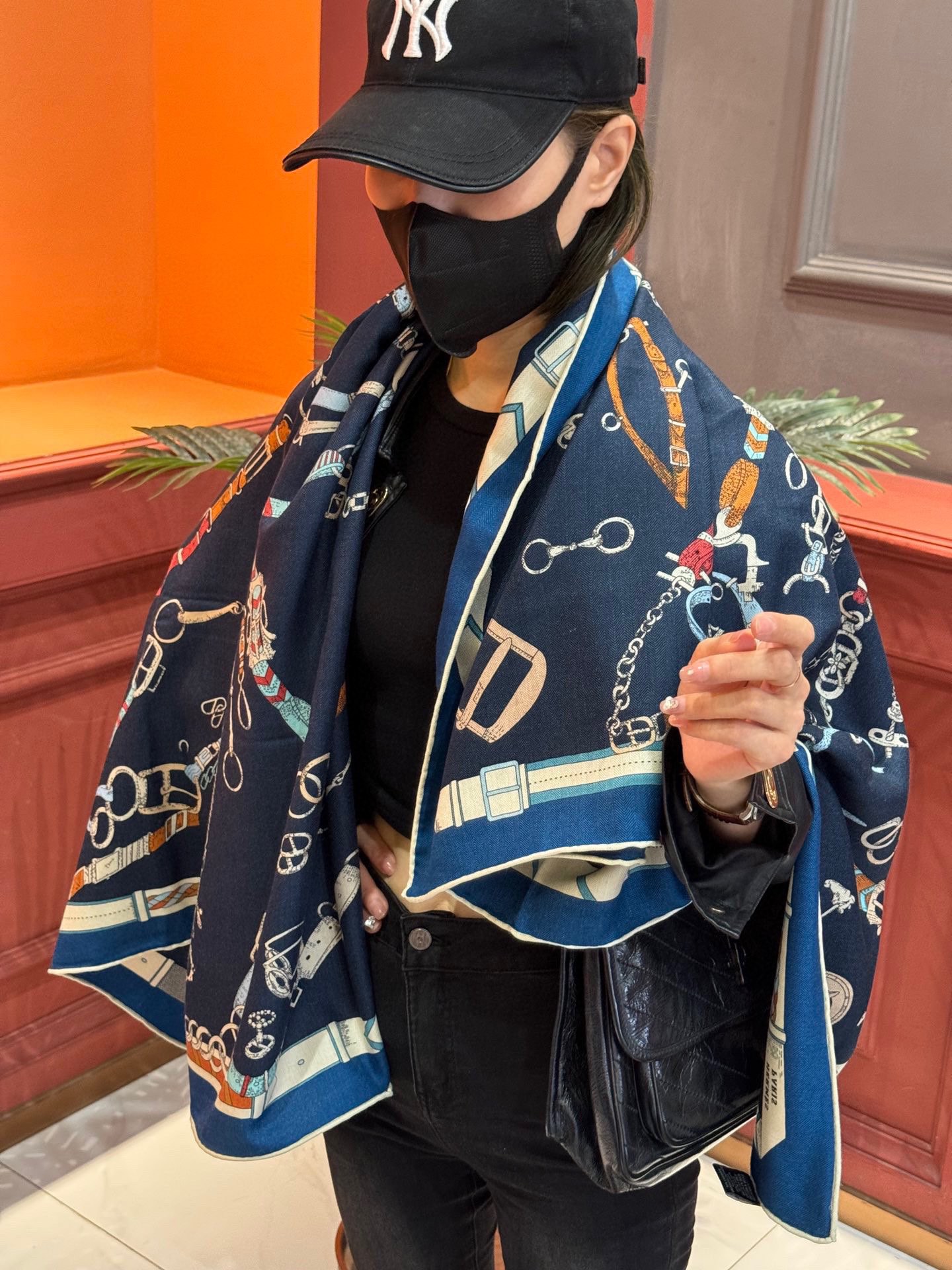 NO:186400,The new cashmere model is said to be good when you buy it. Recommend Hermes double-sided and same-color cashmere square scarf [The jumping horse double-sided and same-color 140], top-level craftsmanship and super value Hermes counter hot products are three-dimensional presentation patterns and patterns, extremely high grades, special craftsmanship and high-end research and development are amazingly launched. Special cutting-edge technology processing is loved by Bai Fumei. Whether it is the quality, style, price, they scream, super high cost performance, absolutely worth buying. Size 140cm*140cm, 70 cashmere silk high-version scarf, high-version scarf, hermes, real silk19860909羊绒新款买了都说好看推荐爱马仕双面同色羊绒方巾【跃动的马儿双面同色140】,顶级工艺超值爱马仕专柜爆款立体呈现图案纹路实物档次极高特殊工艺高端研发惊艳问世特殊尖端工艺处理受到白富美的喜欢 无论是品质 款式 价格都令大牌控的她们尖叫 超高性价比 绝对值得入手尺寸140cm*140cm,70羊绒真丝高版本围巾,高版本围巾,hermes,real silk,scarf